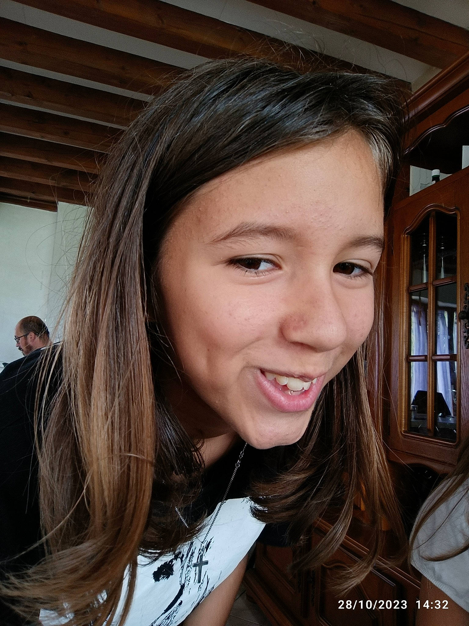 Héléna participe au concours pour gagner de l'argent avec cette photo : black_hair, cheek, chin, cool, eyebrow, eyelash, facial_expression, flash_photography, fun, hair, happy, iris, jaw, joy, layered_hair, lip, mouth, neck, nose, person