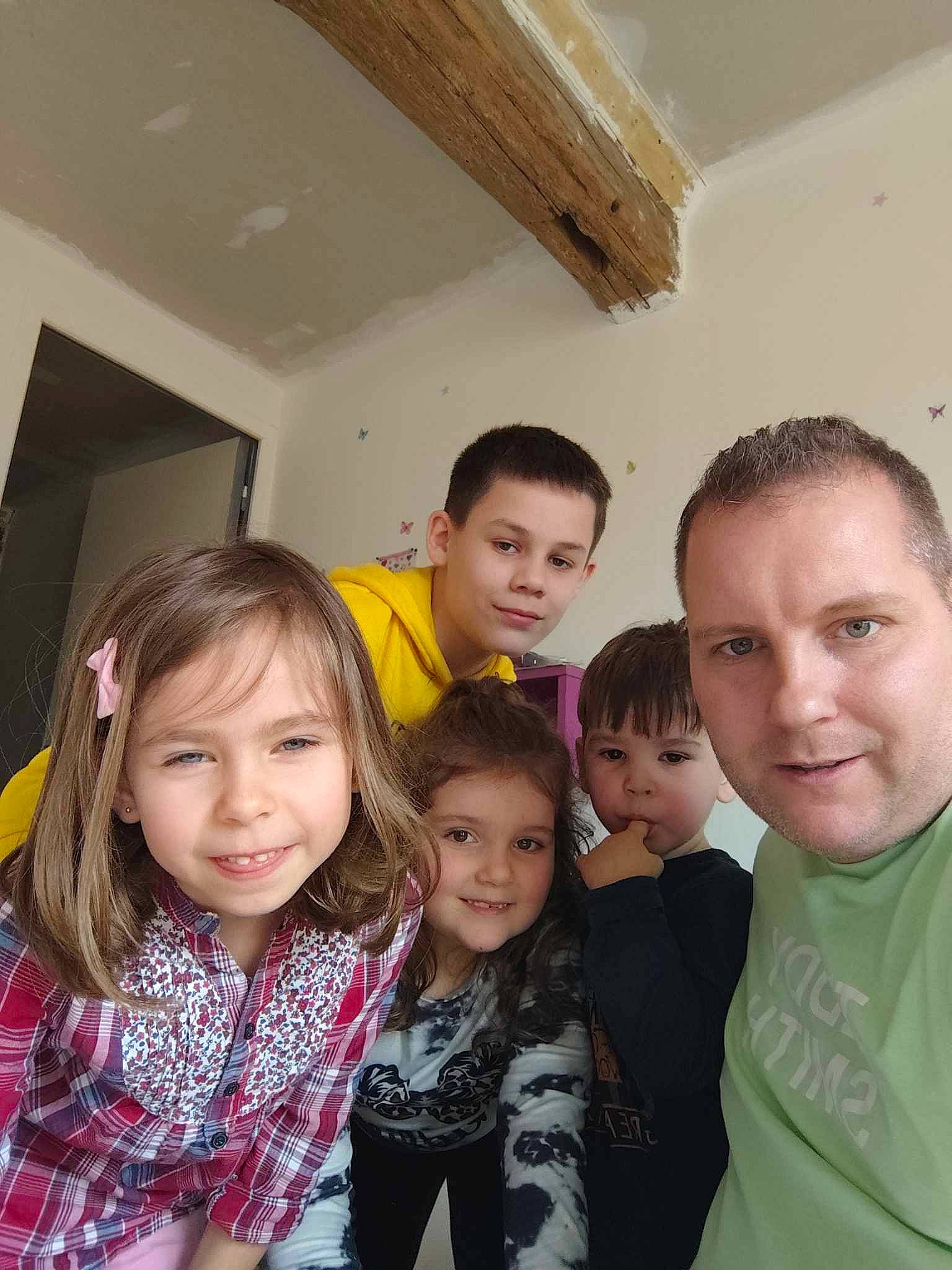 Emmy participe au concours pour gagner de l'argent avec cette photo : child, event, friendship, fun, happy, hoodie, iris, jacket, joy, leisure, outerwear, person, room, sharing, sitting, skin, smile, standing, t_shirt, team