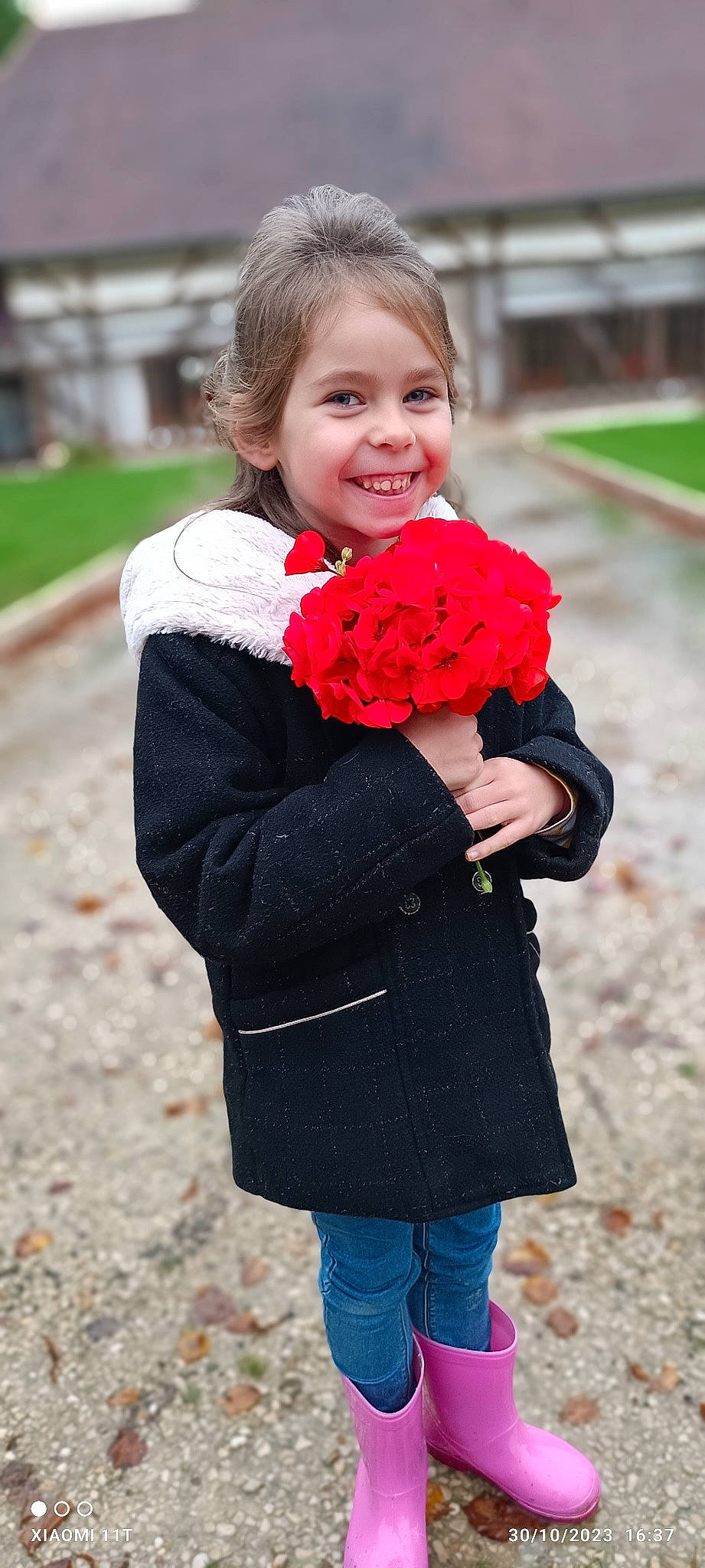 Emmy a rejoint le concours — aidez-le/la à gagner de superbes lots ! blond, child, event, eye, face, flower, flower_arranging, formal_wear, grass, happy, joy, pattern, person, petal, pink, plant, rose, rose_family, smile, spring