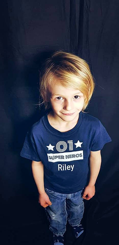 Riley a rejoint le concours — aidez-le/la à gagner de superbes lots ! blond, blue, cheek, child, child_model, chin, cool, eye, face, fun, hair, hairstyle, head, male, person, photography, sleeve, smile, standing, t_shirt