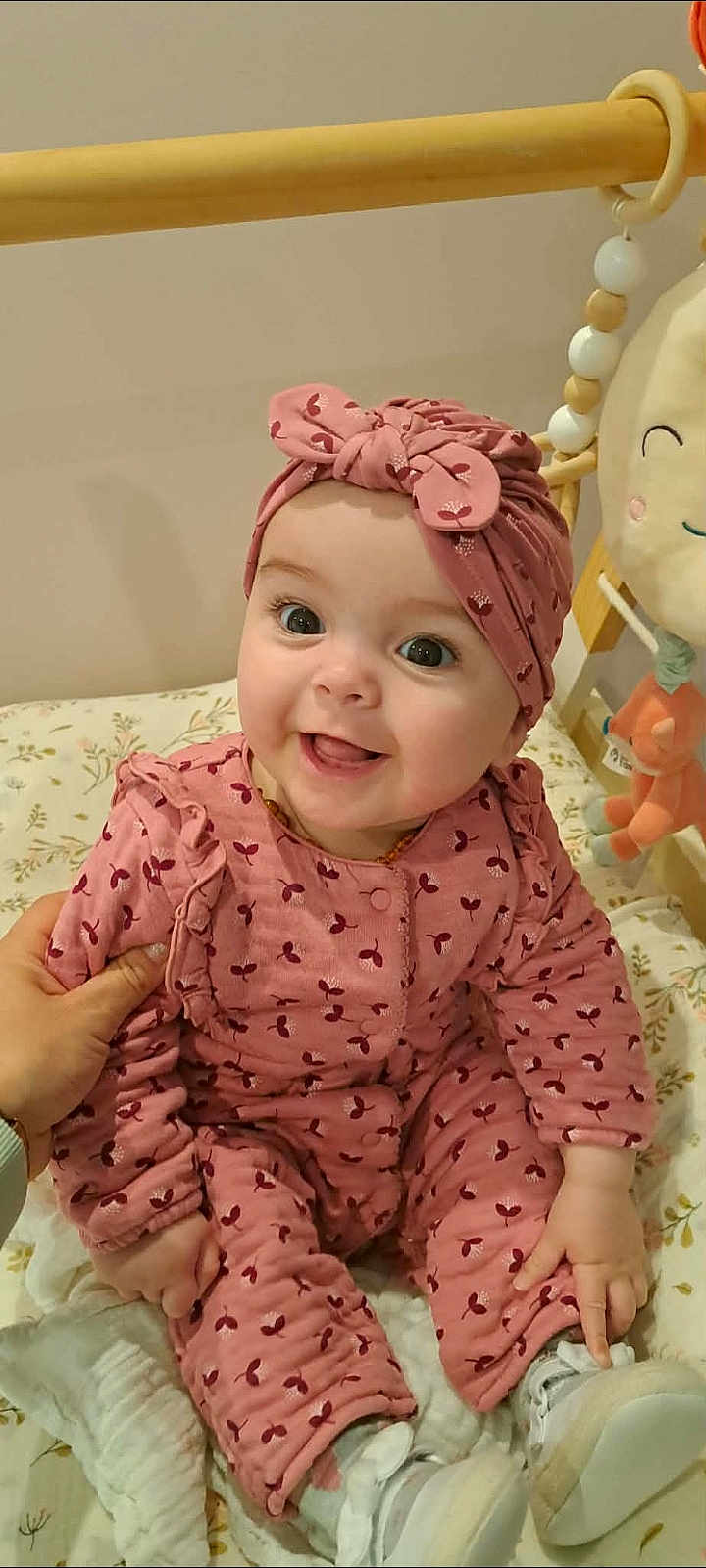 Manon participe au concours pour gagner de l'argent avec cette photo : baby, big_eyes, blanket, chubby_cheeks, crib, cute, hand, happy, headband, infant, nursery, pajamas, pink_outfit, plush_toy, portrait, shoes, sitting, smiling, toy, wooden_rail