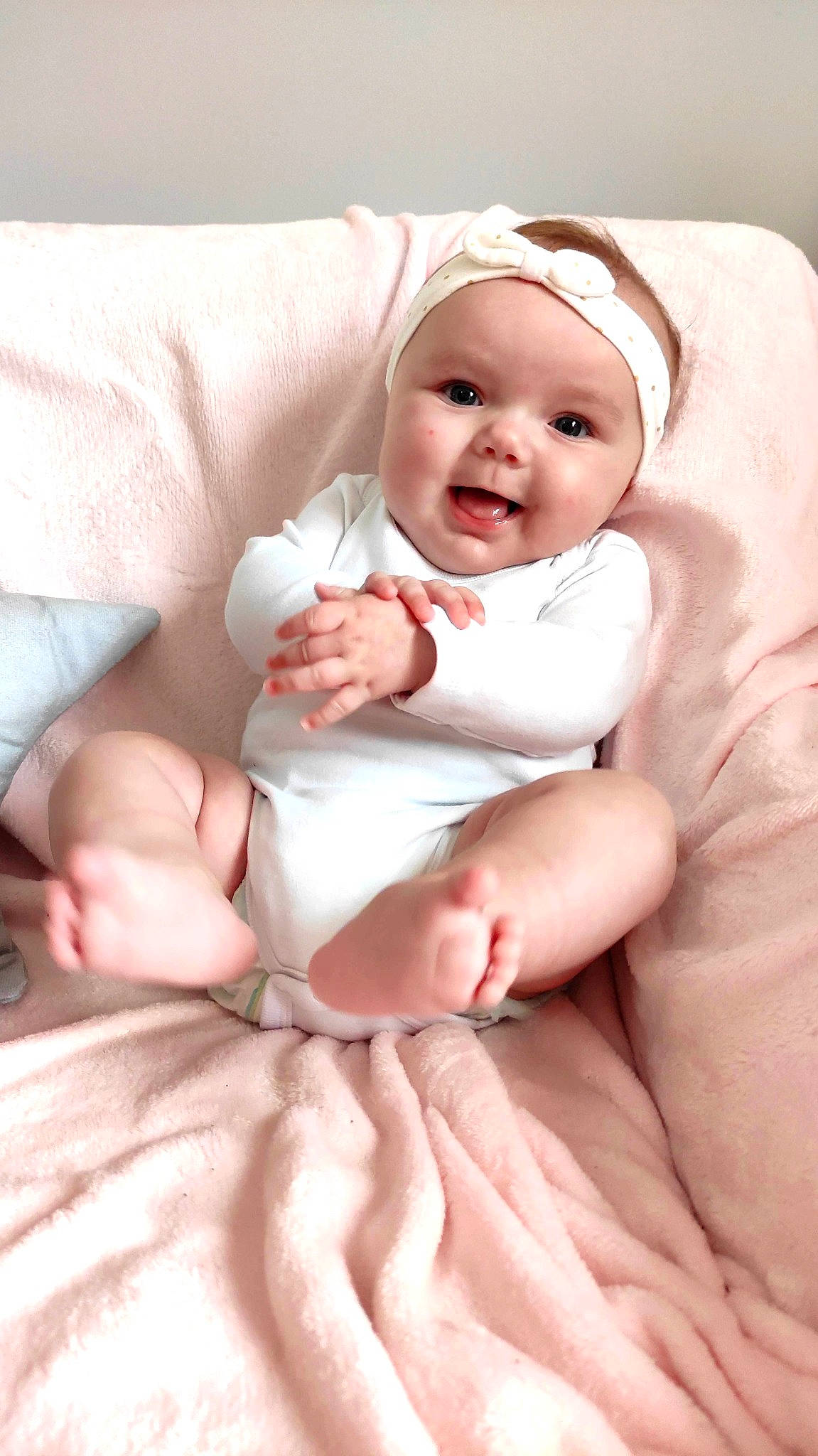 Laly participe au concours pour gagner de l'argent avec cette photo : baby, baby_toddler_clothing, cheek, comfort, eye, face, finger, gesture, hand, head, headwear, human_body, lip, person, pink, skin, sleeve, smile, stomach, textile