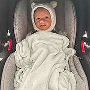 Noam a rejoint le concours — aidez-le/la à gagner de superbes lots ! baby, blanket, car_seat, child, cute, face, hood, infant, pacifier, plush, portrait, seat, soft, toddler, wearing, young_child, wrapped, cozy, indoors, expression