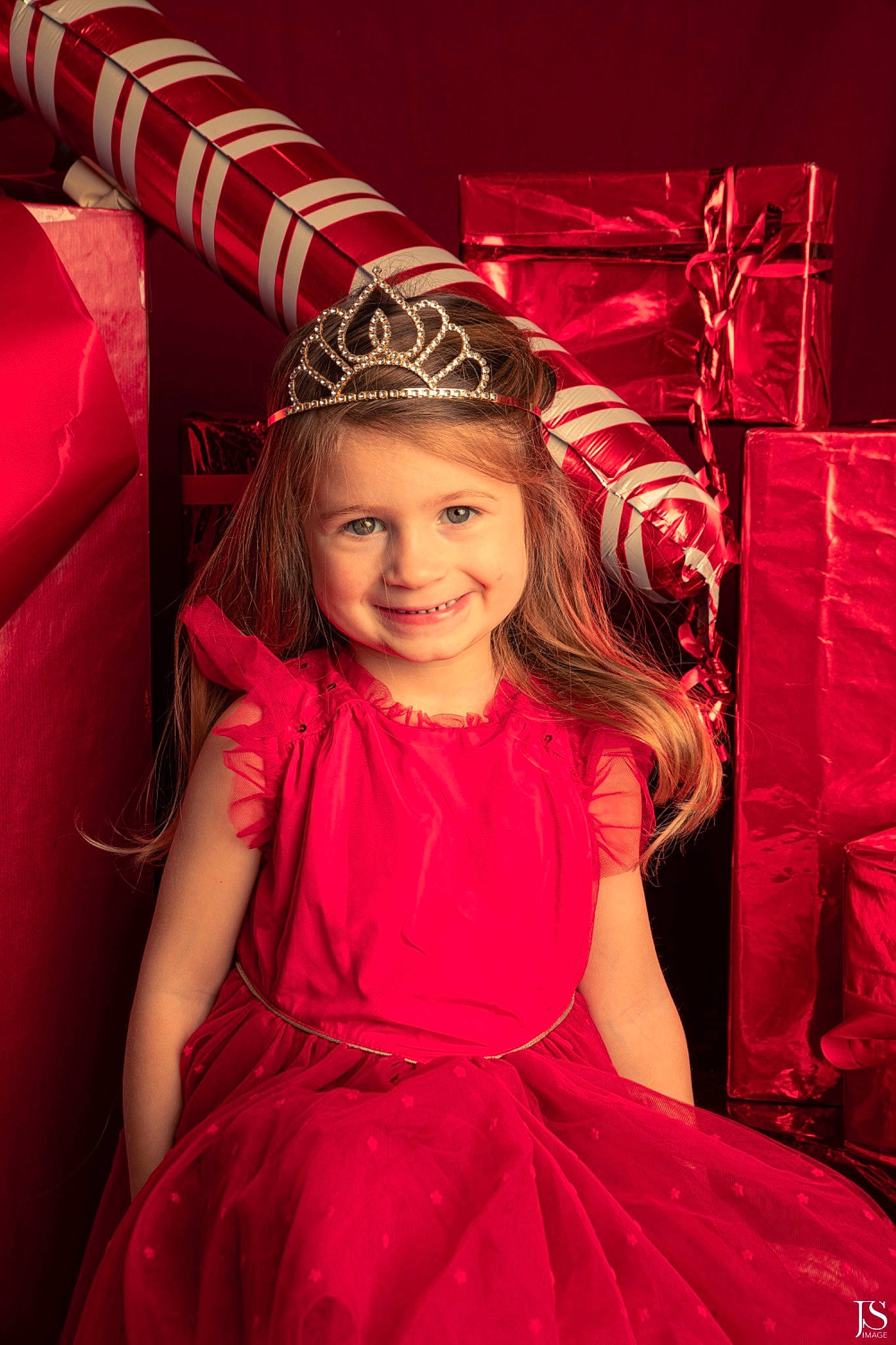 Lana participe au concours pour gagner de l'argent avec cette photo : child, costume_hat, dress, event, facial_expression, fashion, fashion_design, flash_photography, formal_wear, fun, happy, headgear, headpiece, joy, magenta, person, pink, purple, red, smile