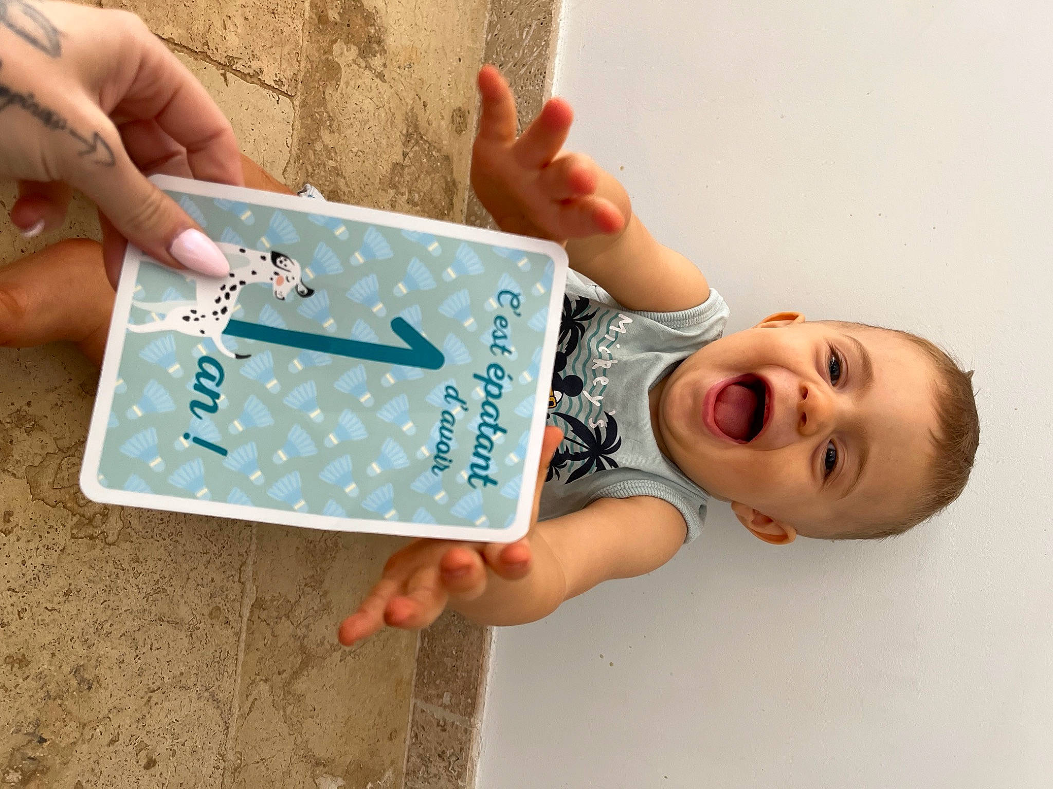 Lisandro a rejoint le concours — aidez-le/la à gagner de superbes lots ! baby, baby_toddler_clothing, child, finger, font, fun, gesture, hand, handwriting, happy, leisure, nail, person, play, reading, smile, thumb, toddler, tree, wrist