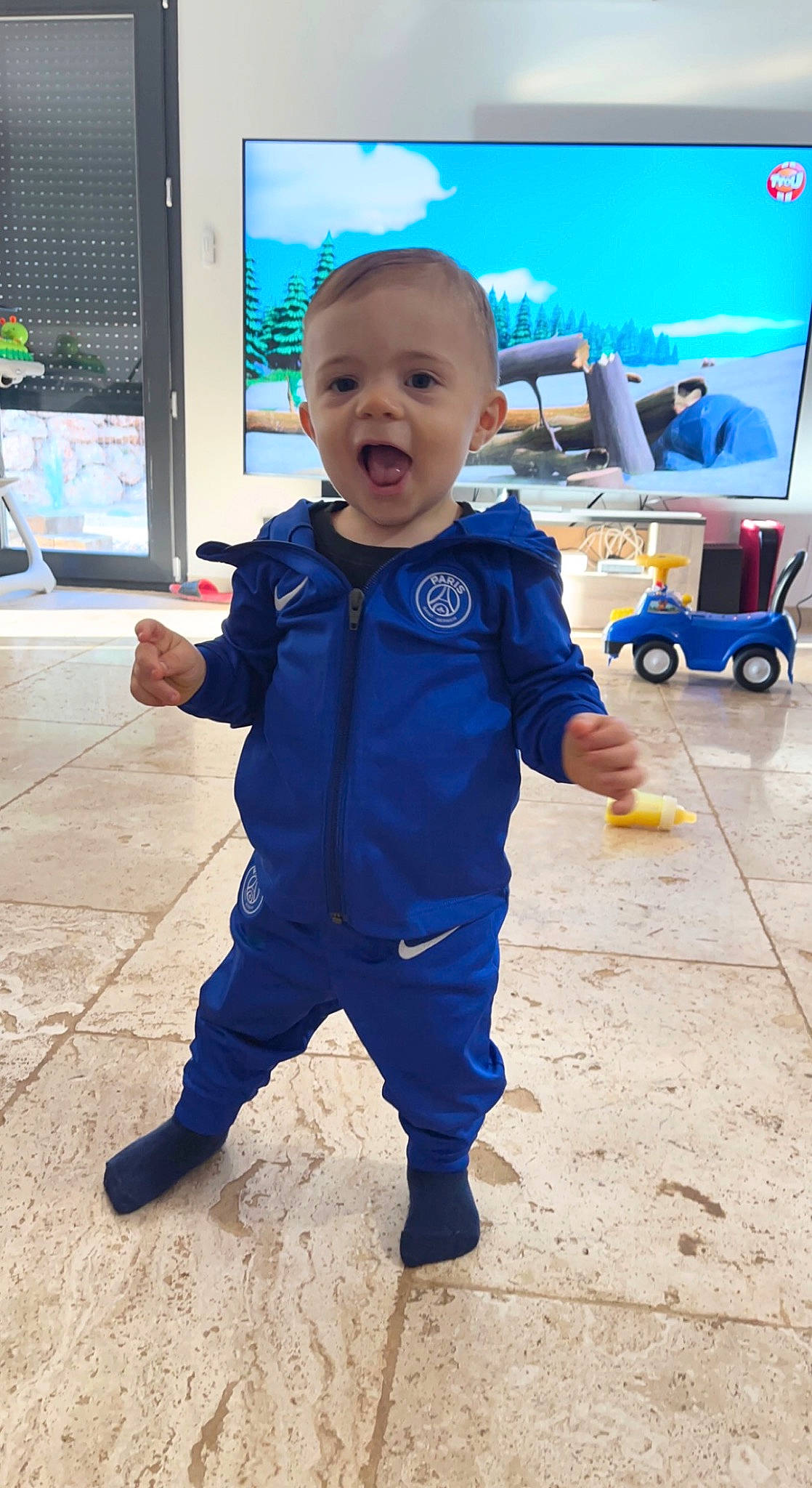 Lisandro participe au concours pour gagner de l'argent avec cette photo : baby, baby_toddler_clothing, child, electric_blue, eye, flooring, fun, happy, leisure, machine, person, play, sleeve, smile, thumb, tire, toddler, vacation, wheel