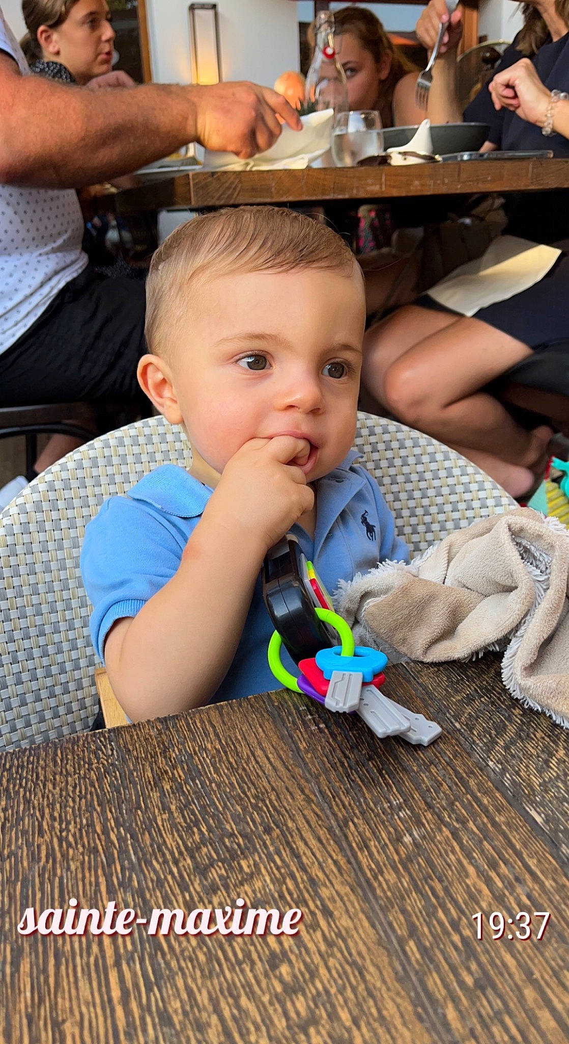 Lisandro participe au concours pour gagner de l'argent avec cette photo : baby, chair, child, event, flooring, fun, grass, happy, leisure, person, plant, sitting, t_shirt, table, toddler, tree, vacation, wood