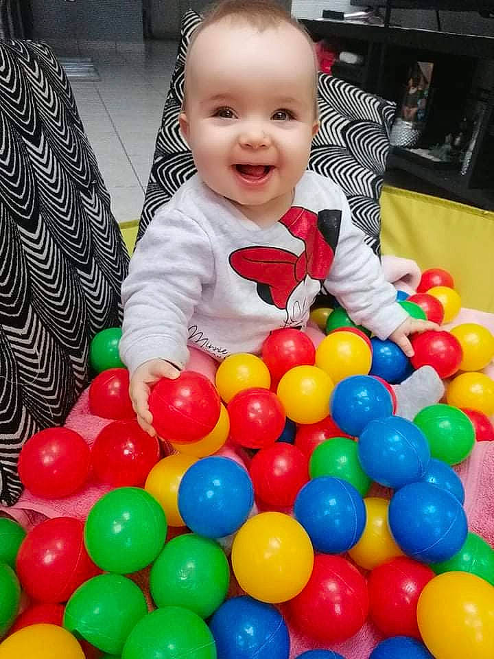 Kélya a rejoint le concours — aidez-le/la à gagner de superbes lots ! baby, baby_toddler_clothing, ball, ball_pit, balloon, beauty, child, eye, face, facial_expression, fun, happy, joy, organ, person, photograph, smile, snapshot, toddler, toy