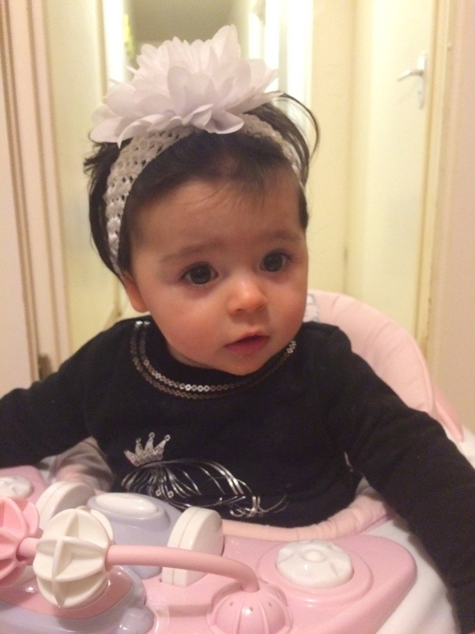 Noémie participe au concours pour gagner de l'argent avec cette photo : cake, cake_decorating, child, day, fashion_accessory, forehead, girl, hair_accessory, hair_coloring, headband, headgear, headpiece, infant, person, pink, product, skin, smile, toddler