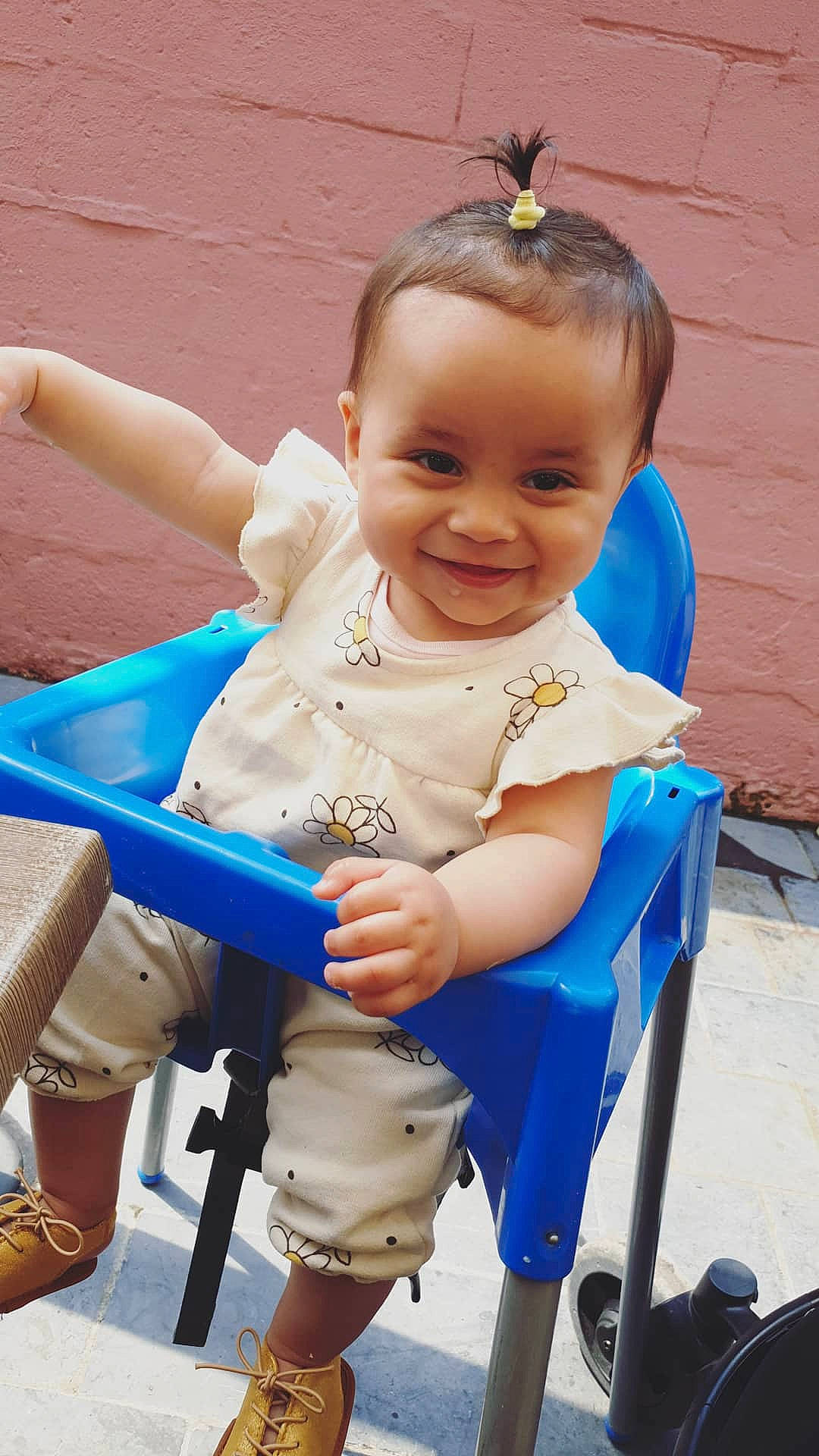 Zümra participe au concours pour gagner de l'argent avec cette photo : baby, baby_carriage, baby_products, baby_toddler_clothing, blue, child, electric_blue, fashion_accessory, fun, hair_tie, happy, headband, headpiece, jewellery, joy, leisure, person, photograph, sitting, skin