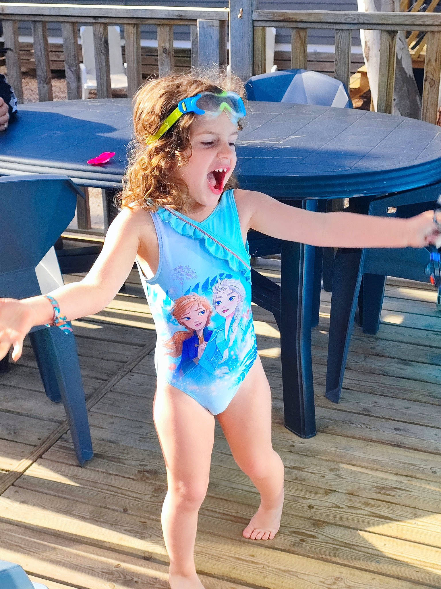 Thélia participe au concours pour gagner de l'argent avec cette photo : azure, barefoot, blond, blue, electric_blue, eyewear, fun, human_leg, joint, leg, leisure, leotard, one_piece_swimsuit, person, recreation, shoulder, sportswear, swimwear, thigh, waist