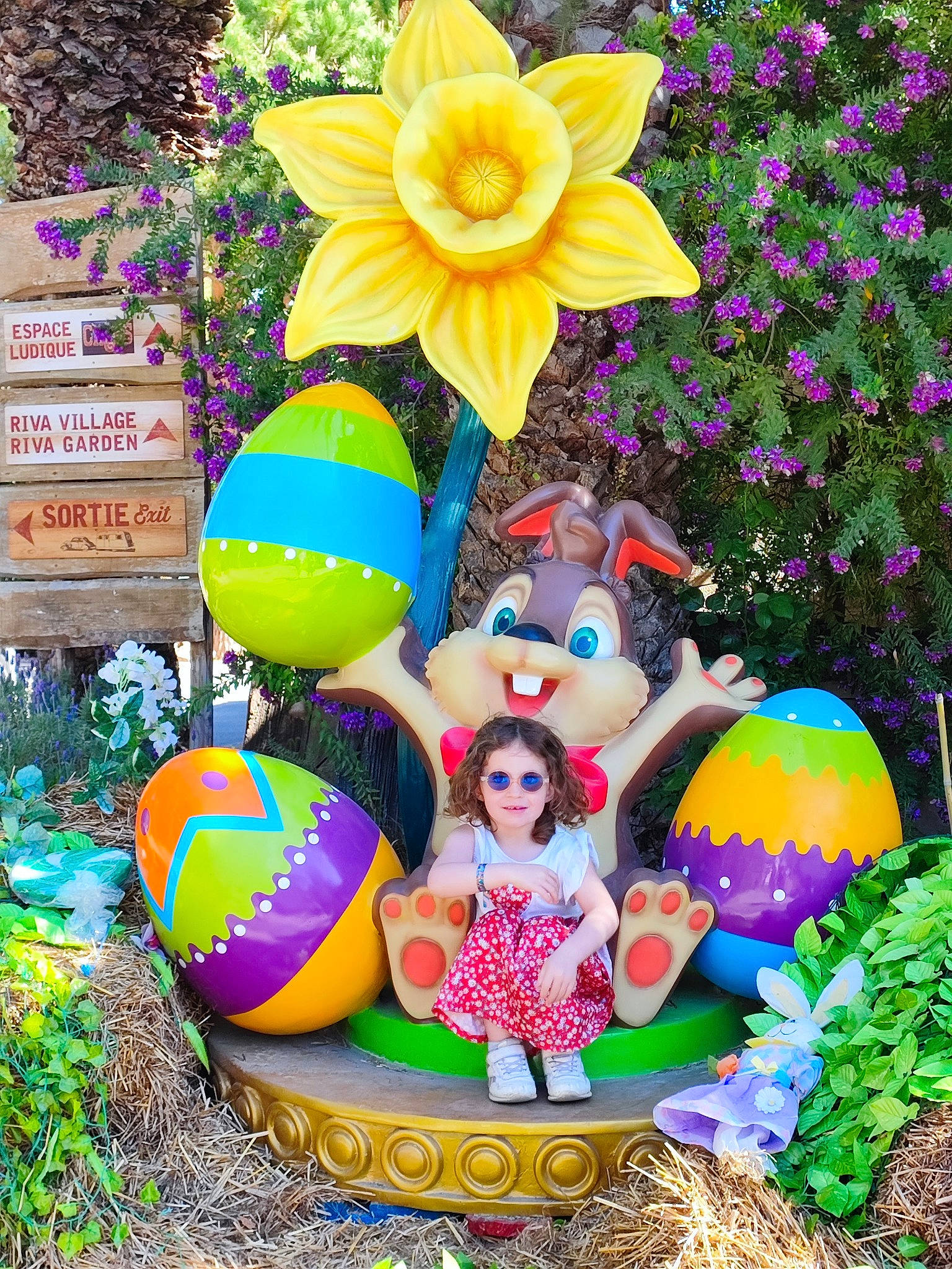 Thélia a rejoint le concours — aidez-le/la à gagner de superbes lots ! annual_plant, art, automotive_wheel_system, botany, event, flower, flowering_plant, fun, garden, grass, joy, lawn_ornament, leisure, person, petal, plant, recreation, spring, summer, sunglasses