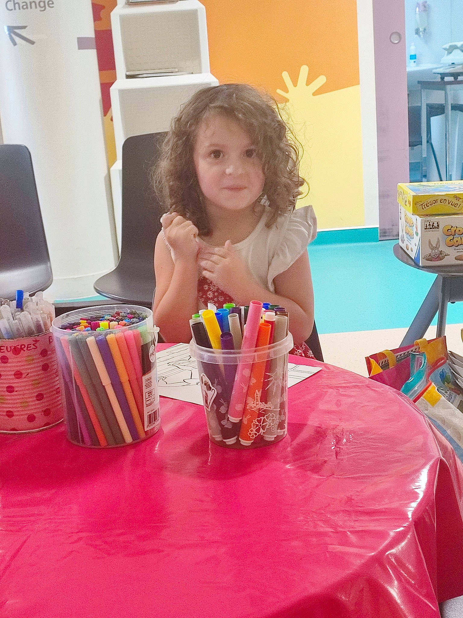 Thélia a rejoint le concours — aidez-le/la à gagner de superbes lots ! birthday, birthday_party, chair, child, desk, event, flooring, fun, icing, leisure, magenta, office_supplies, party, person, room, sitting, summer, sweetness, table, tablecloth
