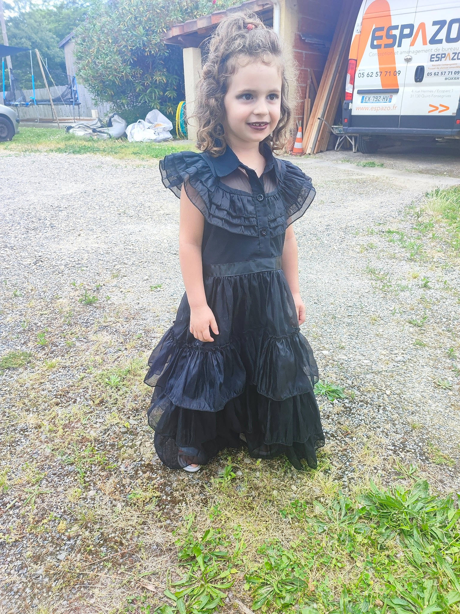 Thélia participe au concours pour gagner de l'argent avec cette photo : day_dress, dress, electric_blue, eye, face, formal_wear, fun, grass, hair, happy, head, joy, lawn, pattern, people_in_nature, person, plant, sleeve, smile, tree