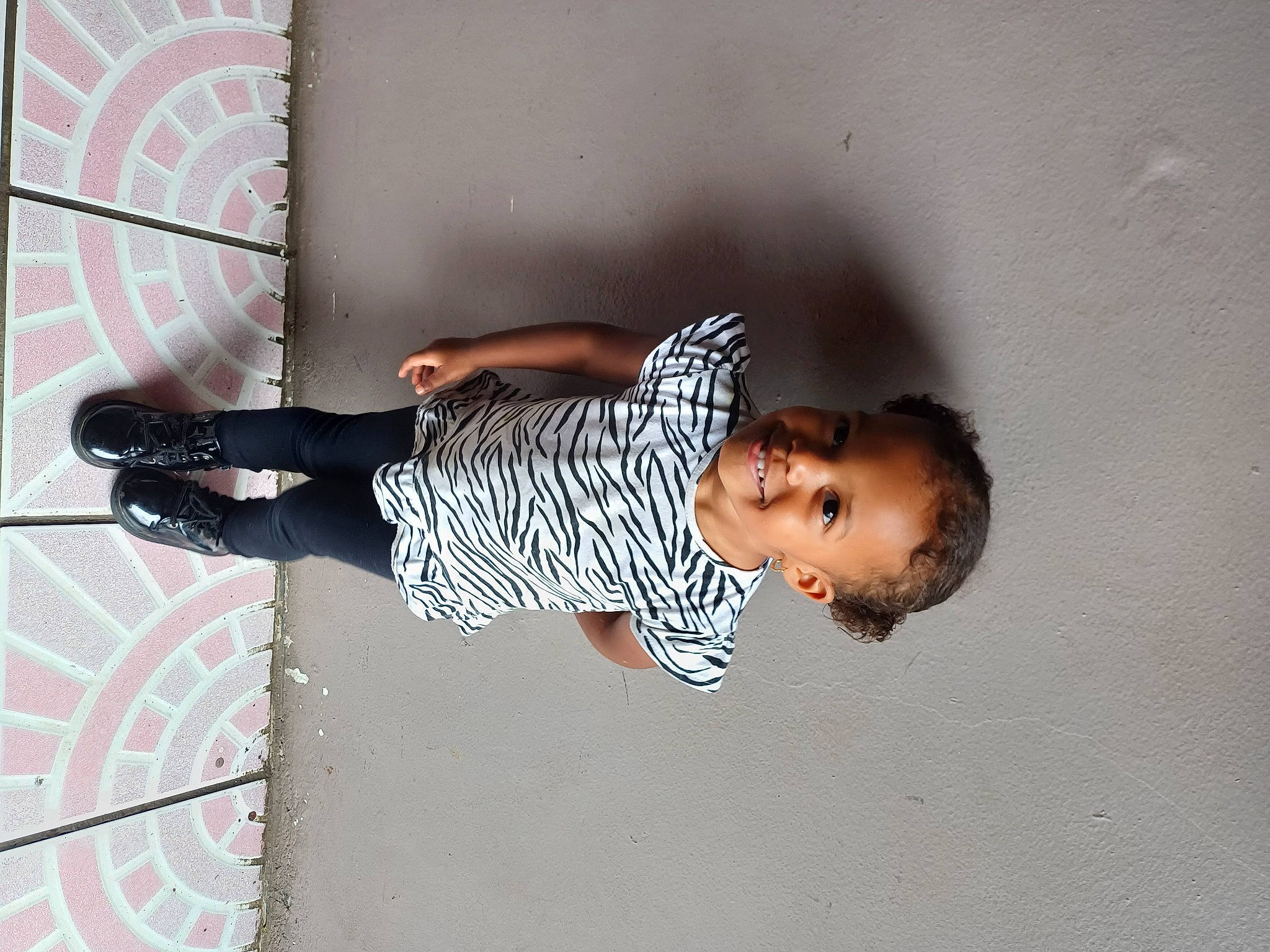 Maylah participe au concours pour gagner de l'argent avec cette photo : child, elbow, flash_photography, flooring, font, fun, happy, human_leg, joy, pattern, person, room, shadow, sleeve, t_shirt, toddler, visual_arts, wood