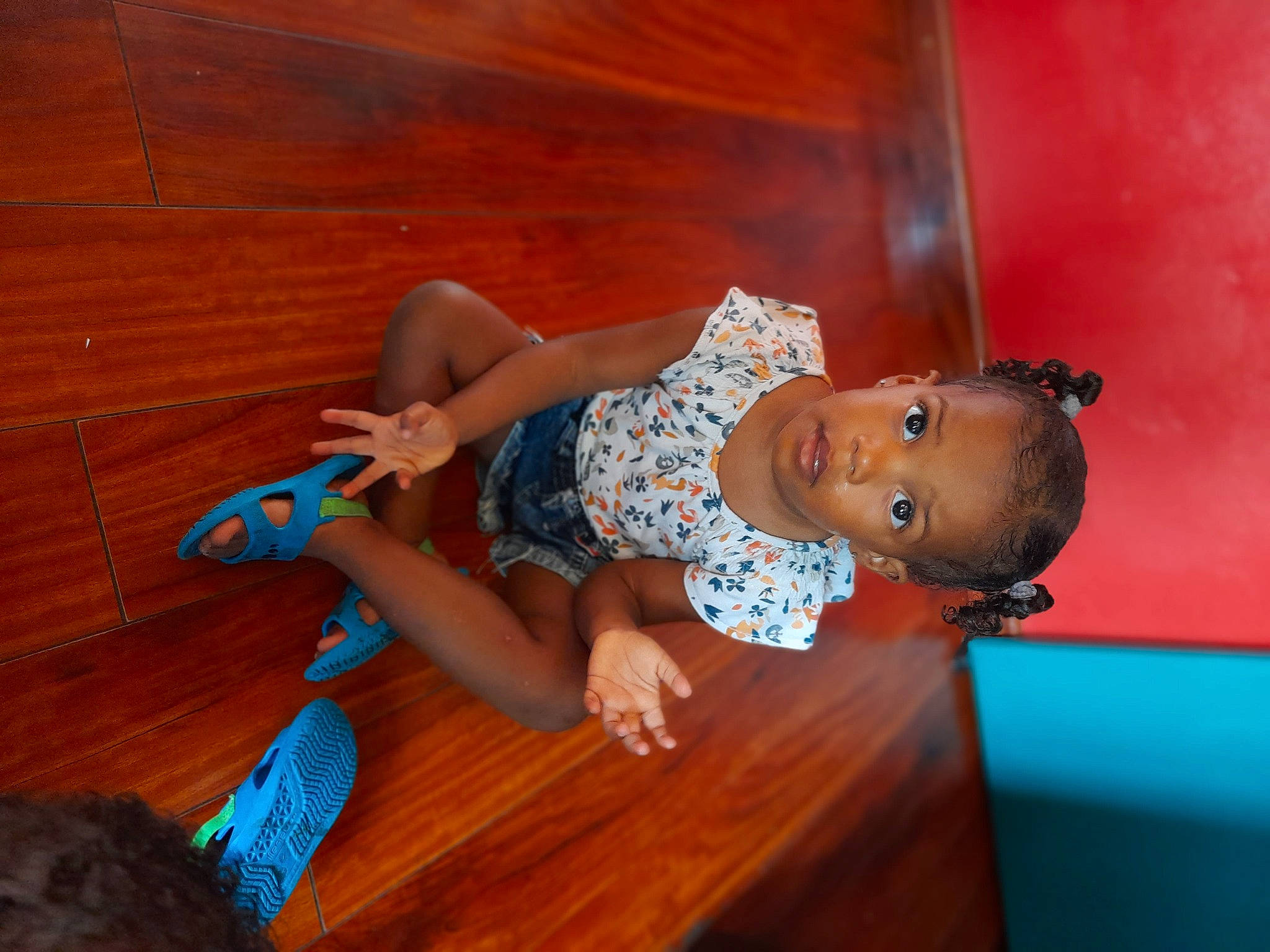 Maylah a rejoint le concours — aidez-le/la à gagner de superbes lots ! baby, baby_toddler_clothing, child, elbow, electric_blue, flooring, fun, happy, hardwood, human_leg, leisure, person, room, sitting, sock, toddler, toy, varnish, wood, wood_flooring