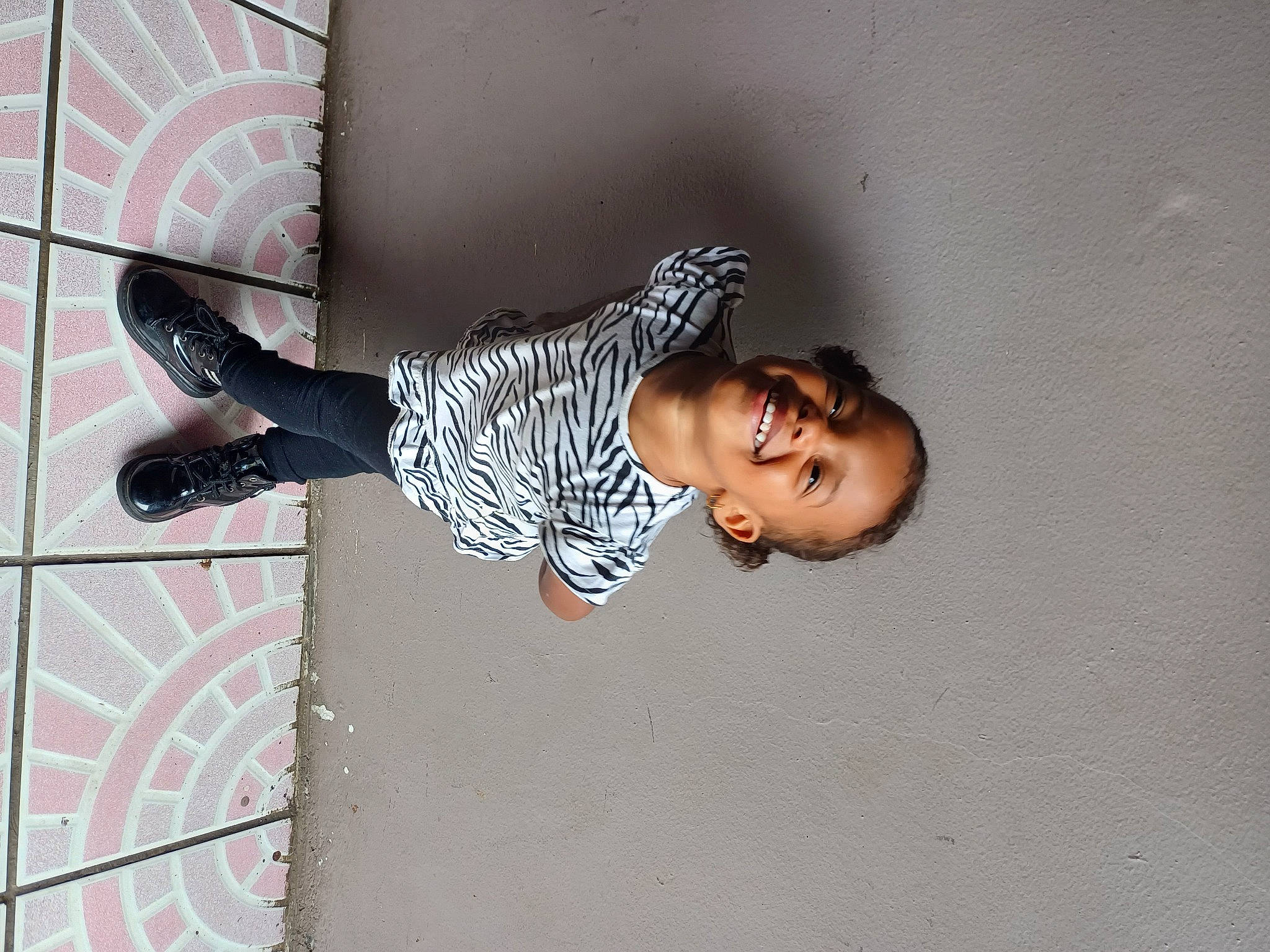 Maylah participe au concours pour gagner de l'argent avec cette photo : arm, elbow, eyewear, flash_photography, fun, happy, human_body, human_leg, joy, pattern, person, room, shadow, t_shirt, thigh, tree, visual_arts, waist