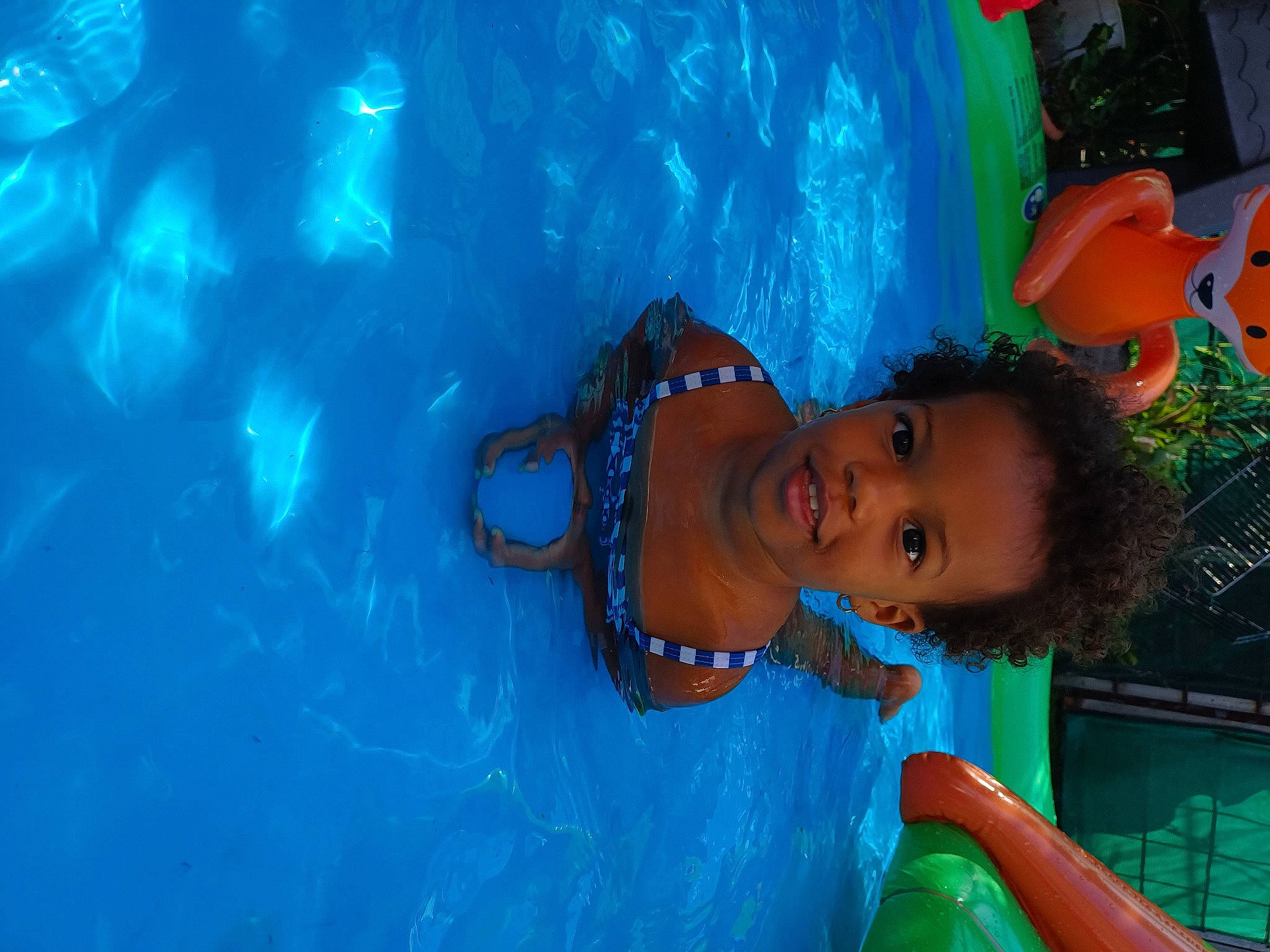 Maylah a rejoint le concours — aidez-le/la à gagner de superbes lots ! aqua, azure, bathing, blue, child, electric_blue, fun, happy, joy, leisure, leisure_centre, person, play, recreation, smile, swimming_pool, toddler, vacation, water, water_park