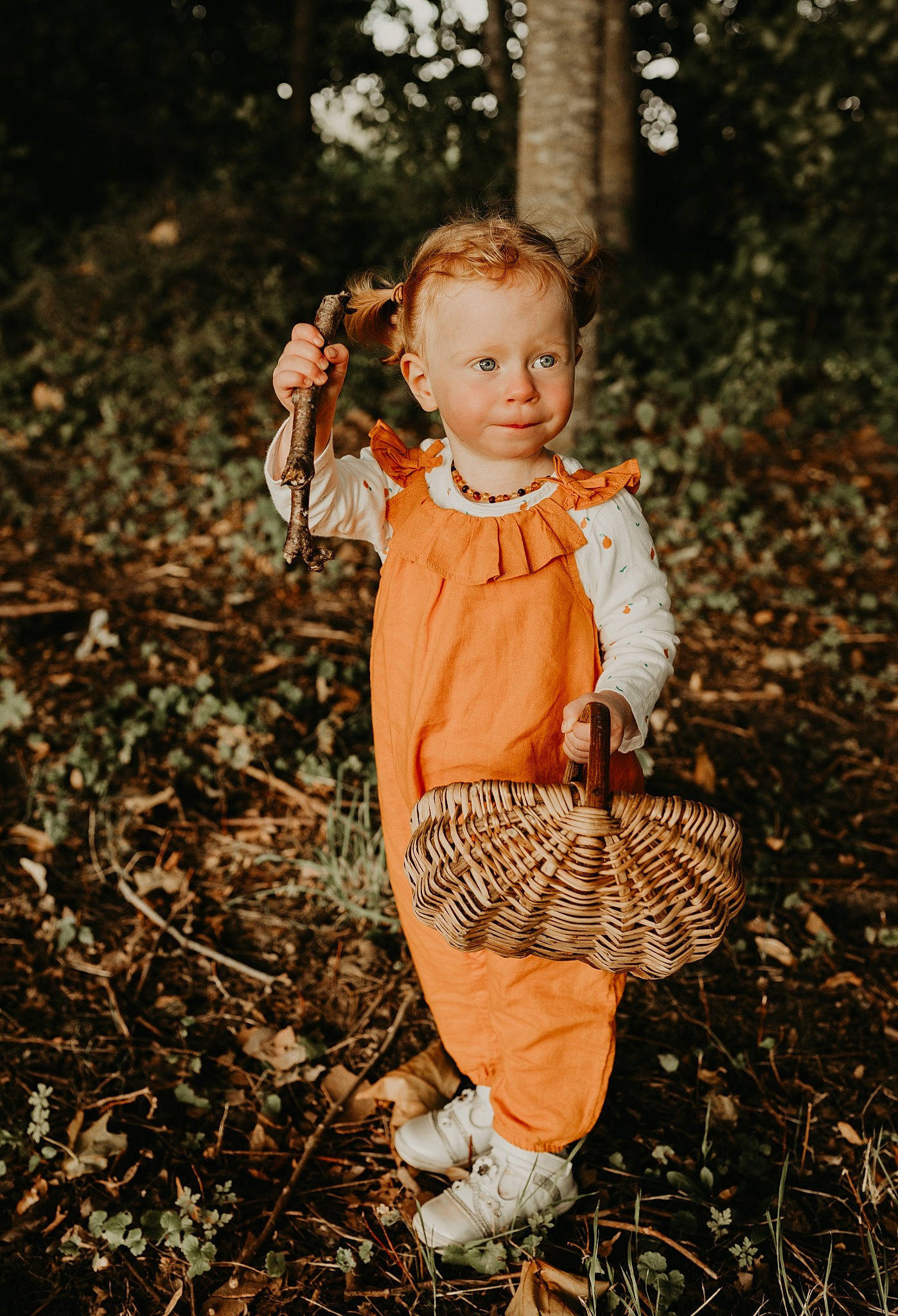 Victoire a rejoint le concours — aidez-le/la à gagner de superbes lots ! baby, baby_toddler_clothing, branch, child, eye, fawn, flash_photography, forest, fun, grass, happy, people_in_nature, person, plant, sunlight, tints_and_shades, toddler, tree, twig, wood