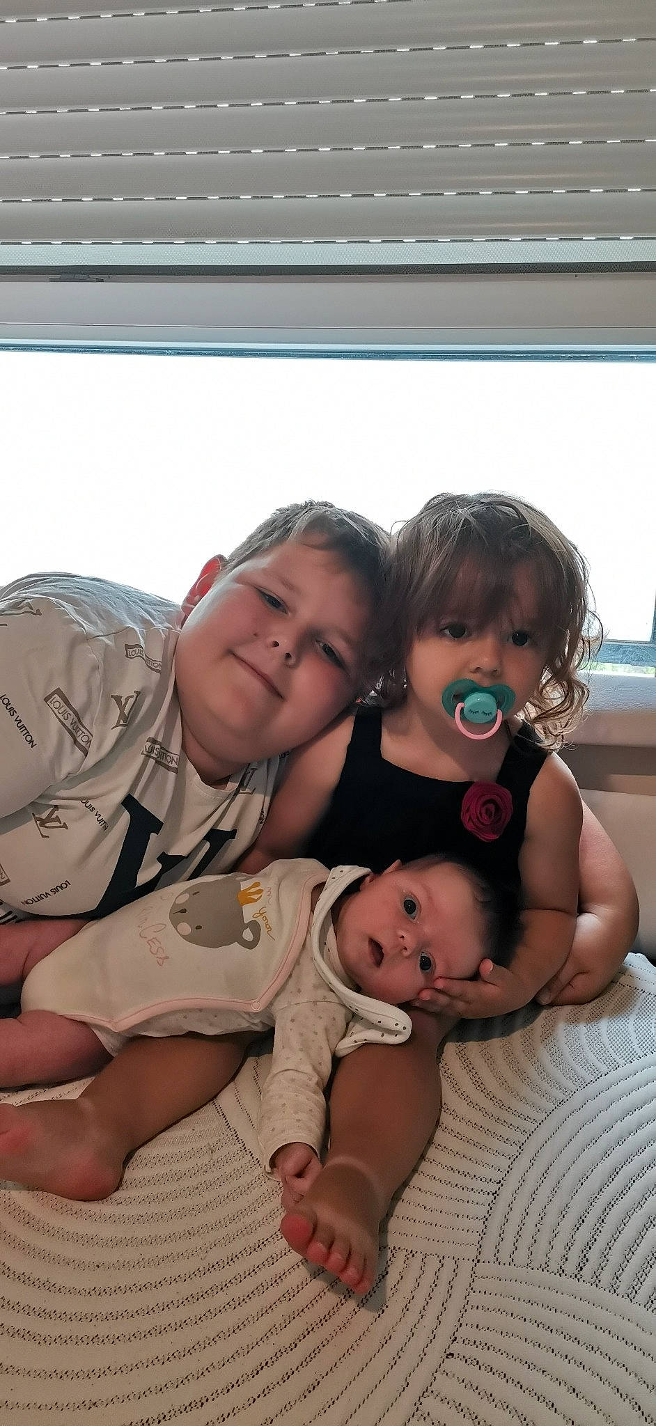 Elona participe au concours pour gagner de l'argent avec cette photo : baby, baby_toddler_clothing, cheek, child, comfort, eyewear, face, family, foot, fun, gesture, happy, interaction, joy, linens, person, room, sitting, skin, smile