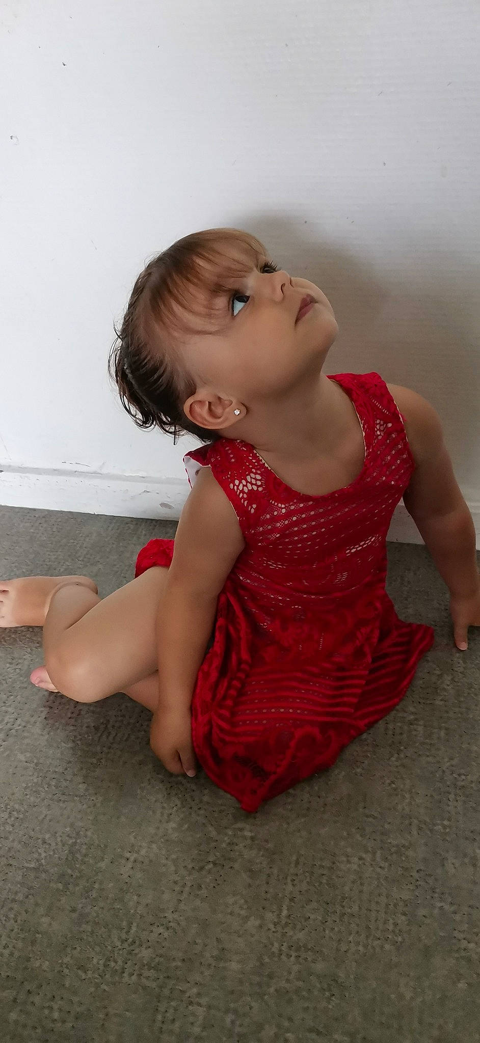 Elona a rejoint le concours — aidez-le/la à gagner de superbes lots ! baby, baby_toddler_clothing, child, dress, elbow, finger, flash_photography, flooring, happy, human_leg, joint, knee, neck, person, shoulder, skin, sleeve, thigh, toddler, trunk