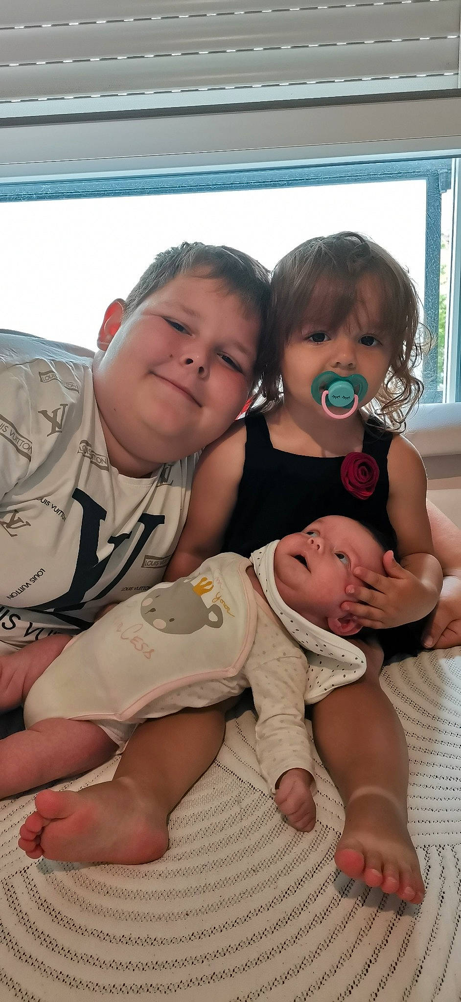 Elona participe au concours pour gagner de l'argent avec cette photo : baby, baby_toddler_clothing, barefoot, cheek, child, comfort, eye, facial_expression, foot, fun, gesture, happy, human, joy, person, sitting, skin, smile, thigh, thumb