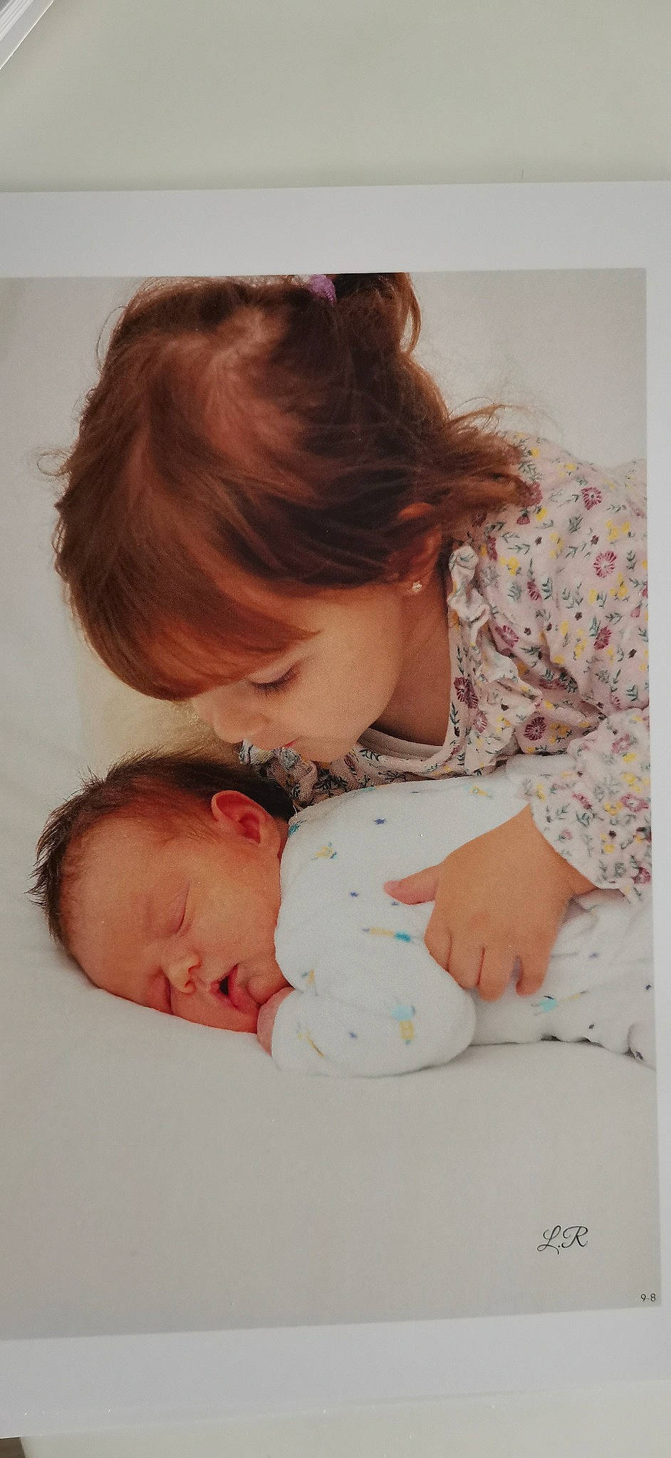 Elona a rejoint le concours — aidez-le/la à gagner de superbes lots ! arm, baby, baby_sleeping, baby_toddler_clothing, bedtime, cheek, child, comfort, ear, eyelash, gesture, happy, hug, love, nap, nose, person, portrait_photography, sitting, sleep