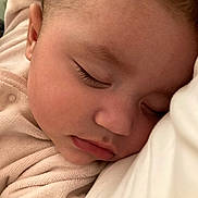 Mia a rejoint le concours — aidez-le/la à gagner de superbes lots ! baby, child, close_up, cuddly, cute, eyelashes, face, head, infant, lips, nose, peaceful, pink_clothing, portrait, quiet, resting, skin, sleeping, soft_fabric, young