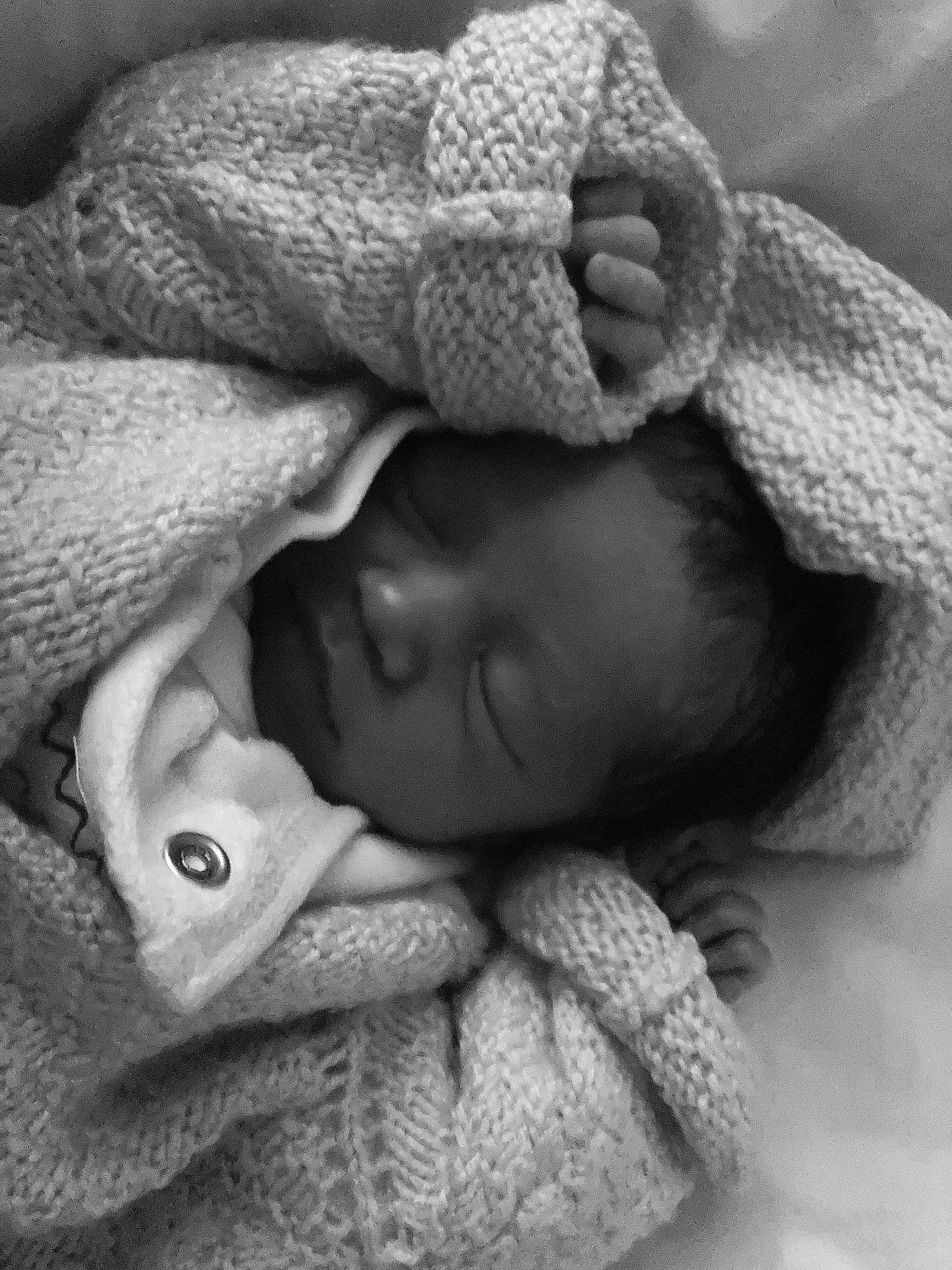 Mia participe au concours pour gagner de l'argent avec cette photo : newborn, baby, sleeping, knitted_sweater, black_and_white, infant, cozy, hands, face, portrait, soft, peaceful, cute, closeup, child, wrapped, warm, texture, tiny, resting