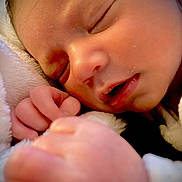 Mia participe au concours pour gagner de l'argent avec cette photo : baby, blanket, child, close_up, cozy, cute, face, hand, human, infant, newborn, peaceful, portrait, relax, rest, skin, sleeping, soft, tiny_fingers, warm
