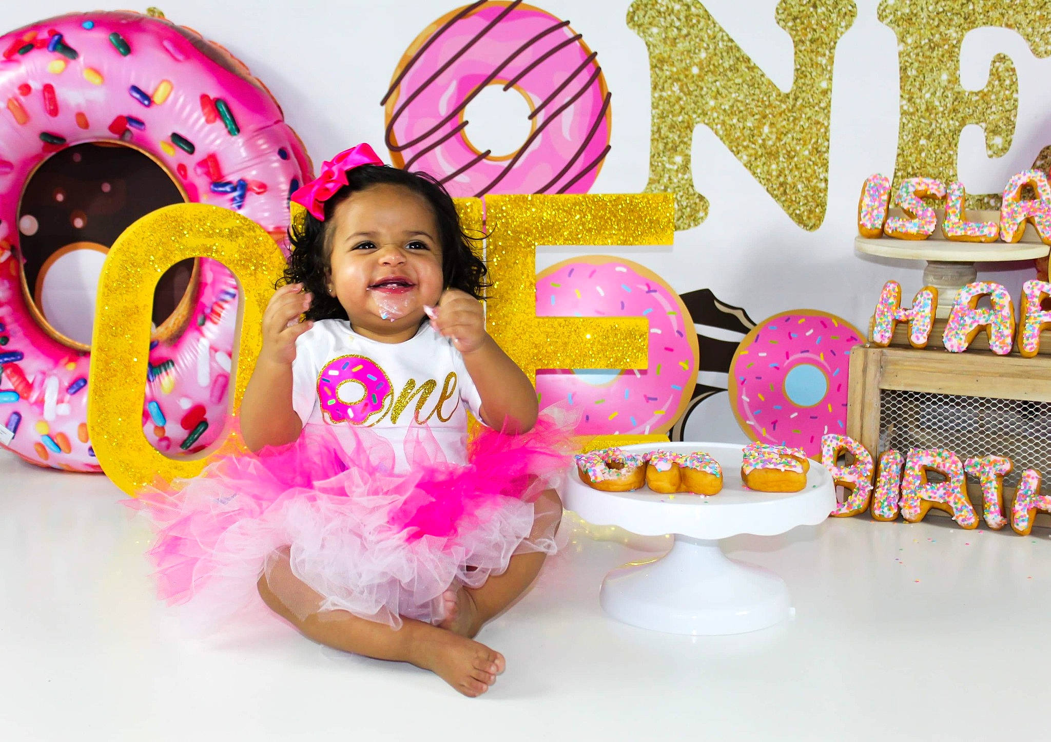 Isla is registered to the contest to win money with this photo: birthday, birthday_party, child, food, hair_accessory, happy, party, person, pink, sweetness, toddler