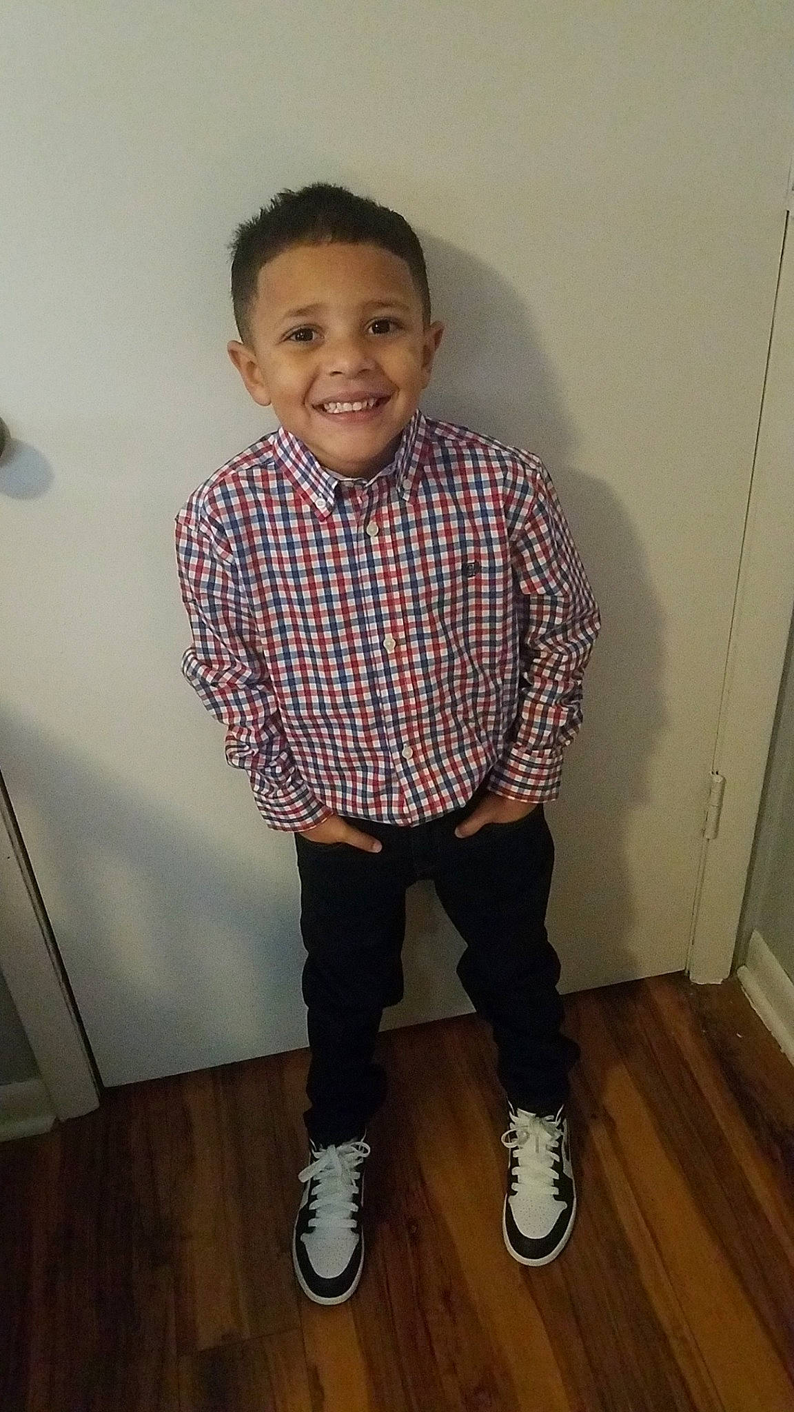 Kylin is registered to the contest to win money with this photo: child, cool, footwear, joy, knee, outerwear, pattern, person, shoe, sleeve, smile, standing, t_shirt, toddler