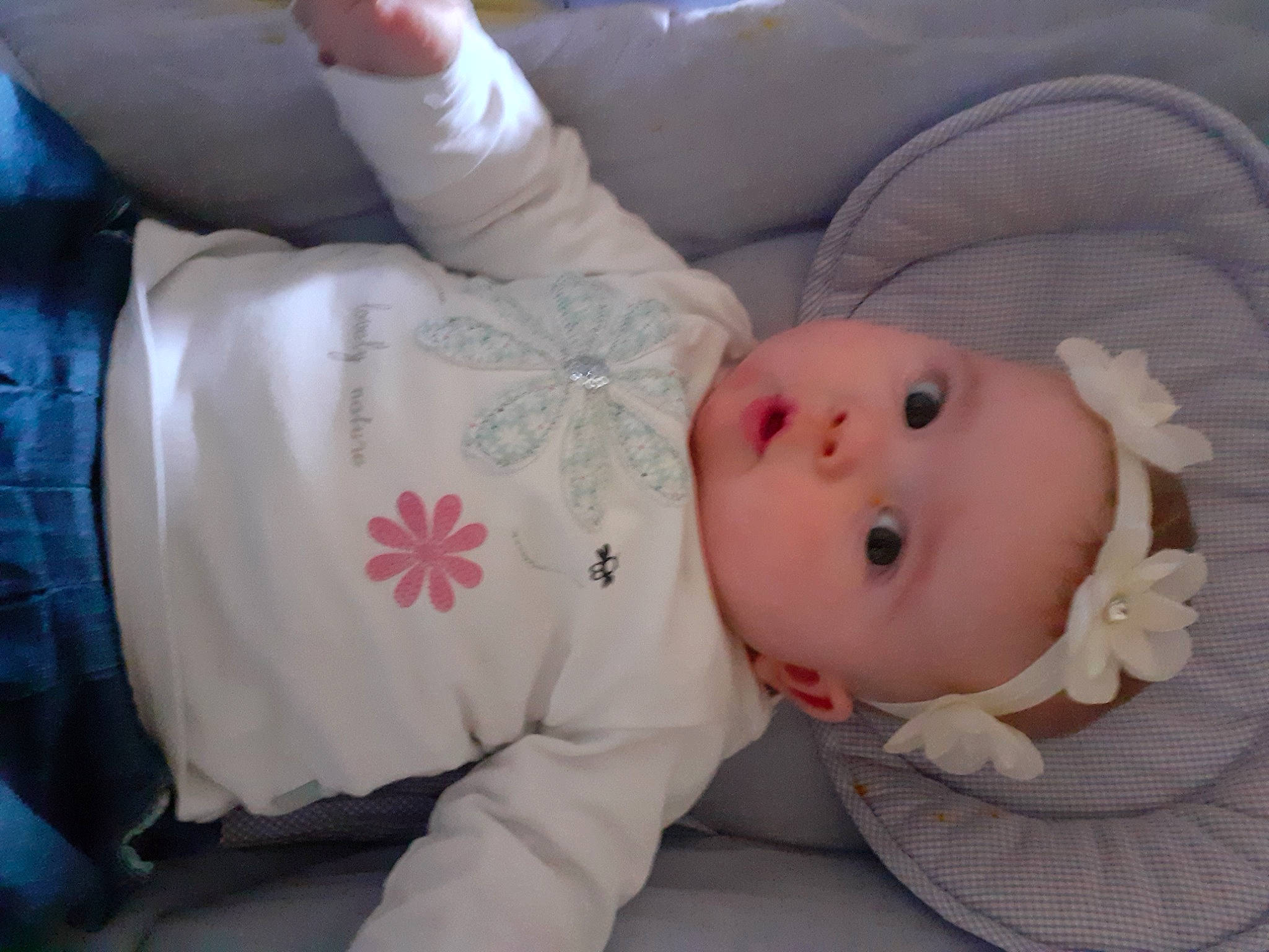 Jéléna a rejoint le concours — aidez-le/la à gagner de superbes lots ! baby, baby_products, baby_safety, baby_sleeping, baby_toddler_clothing, carmine, cheek, child, comfort, elbow, gesture, linens, lip, pattern, person, product, skin, sleeve, textile, toddler