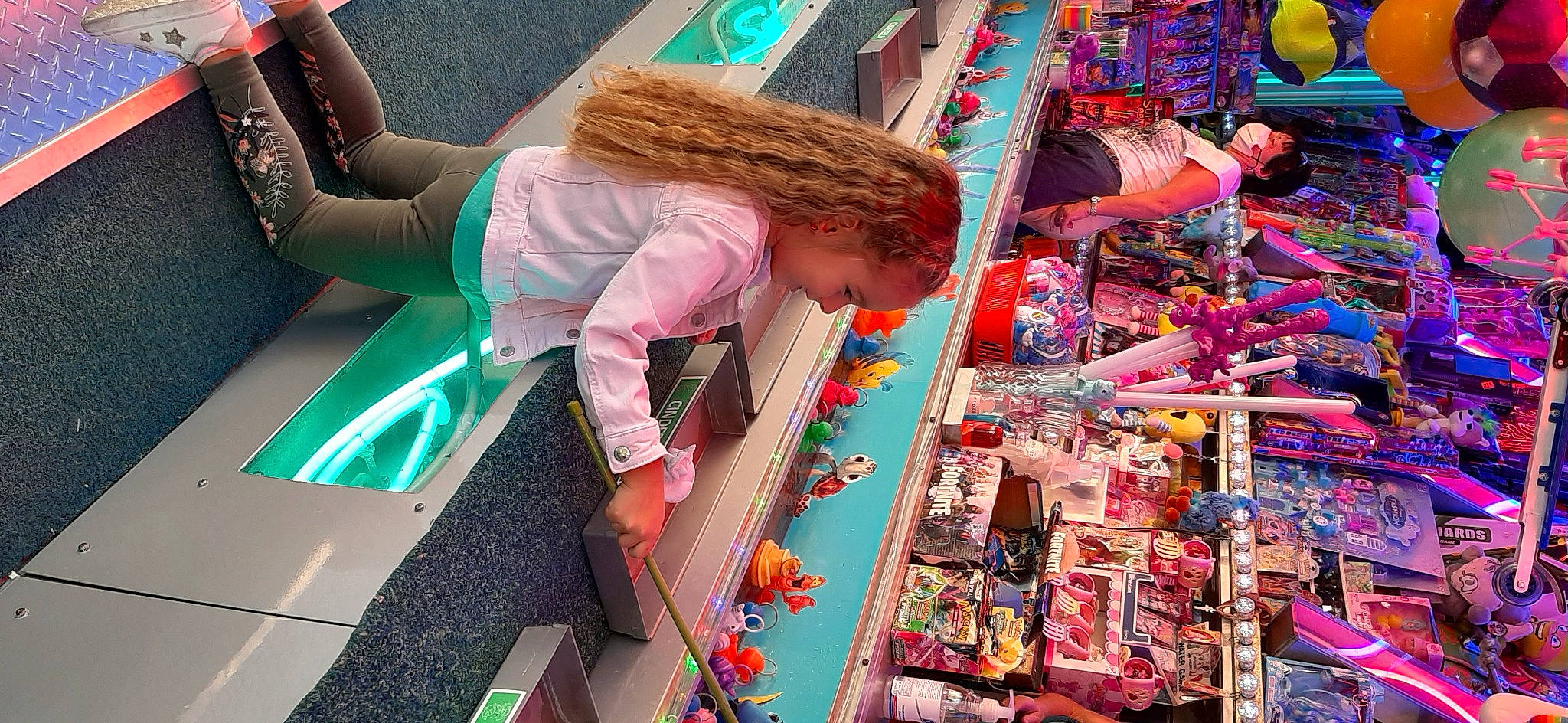 Iris a rejoint le concours — aidez-le/la à gagner de superbes lots ! bazaar, fun, market, marketplace, person, pink, public_space, selling, shopping, textile