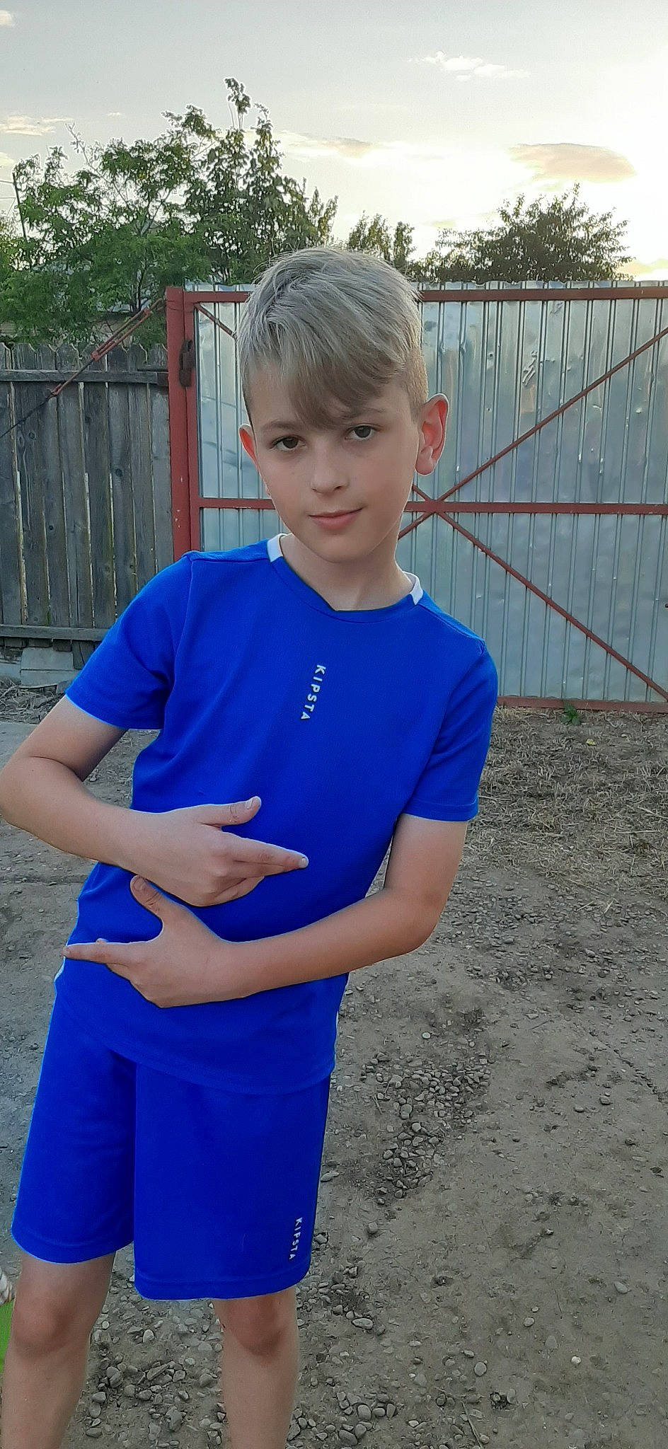 Gabriel a rejoint le concours — aidez-le/la à gagner de superbes lots ! arm, blue, cobalt_blue, electric_blue, person, smile, t_shirt