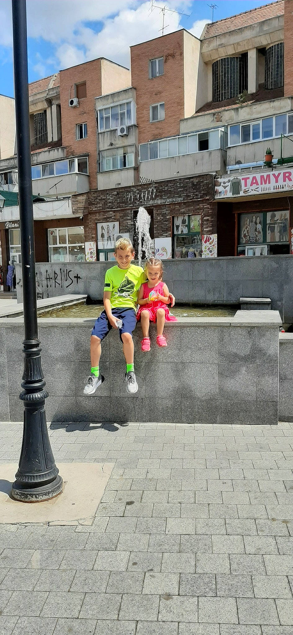 Gabriel a rejoint le concours — aidez-le/la à gagner de superbes lots ! child, joy, leg, leisure, pedestrian, person, play, recreation, road, running, snapshot, street, tourism, tree, vacation, water