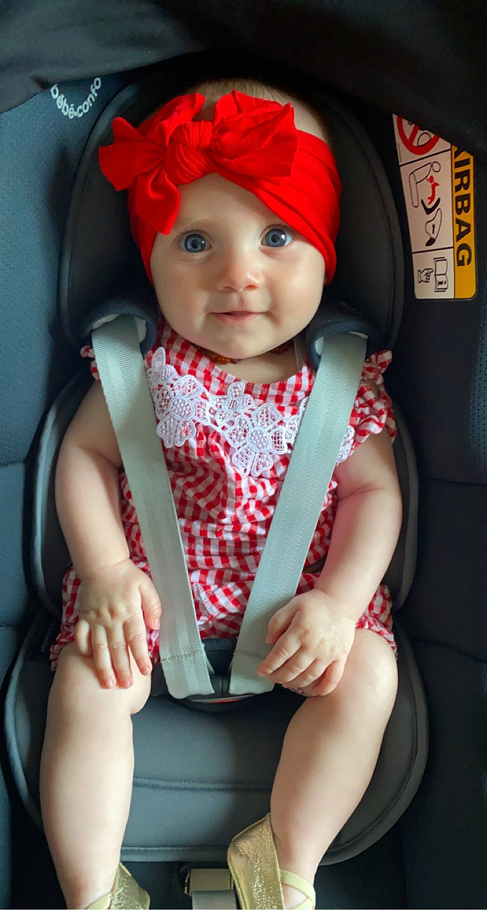 Fidji a rejoint le concours — aidez-le/la à gagner de superbes lots ! baby, baby_carriage, baby_in_car_seat, baby_toddler_clothing, cap, chin, comfort, cool, dress, eye, face, facial_expression, finger, headwear, lip, organ, outerwear, person, seat_belt, skin
