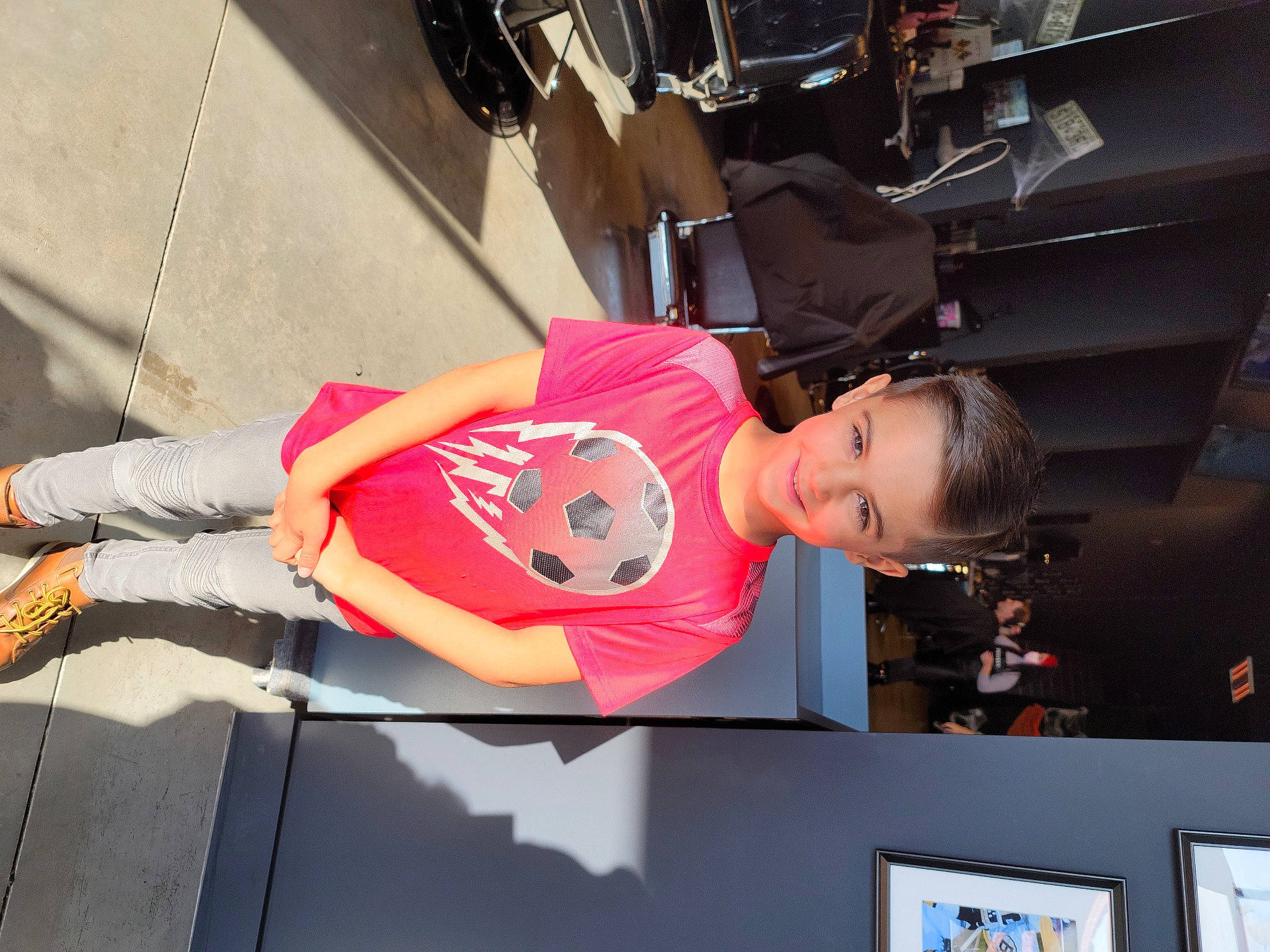 Zackary participe au concours pour gagner de l'argent avec cette photo : auto_part, automotive_design, carmine, elbow, fashion, fun, hat, joy, knee, machine, person, personal_protective_equipment, recreation, rope, t_shirt, toddler