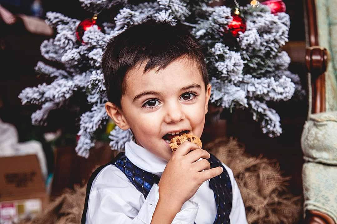 Zackary participe au concours pour gagner de l'argent avec cette photo : child, christmas_decoration, christmas_ornament, conifer, event, eye, face, flash_photography, fun, gesture, happy, head, headpiece, holiday, ornament, person, smile, toddler, tradition, tree