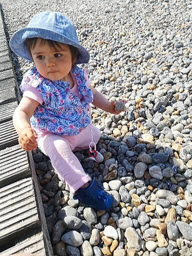 Eleonore a rejoint le concours — aidez-le/la à gagner de superbes lots ! baby_toddler_clothing, baseball_cap, beauty, blue, cap, child, electric_blue, fun, hat, headwear, human_body, landscape, leisure, people, people_in_nature, person, photograph, sand, snapshot, soil