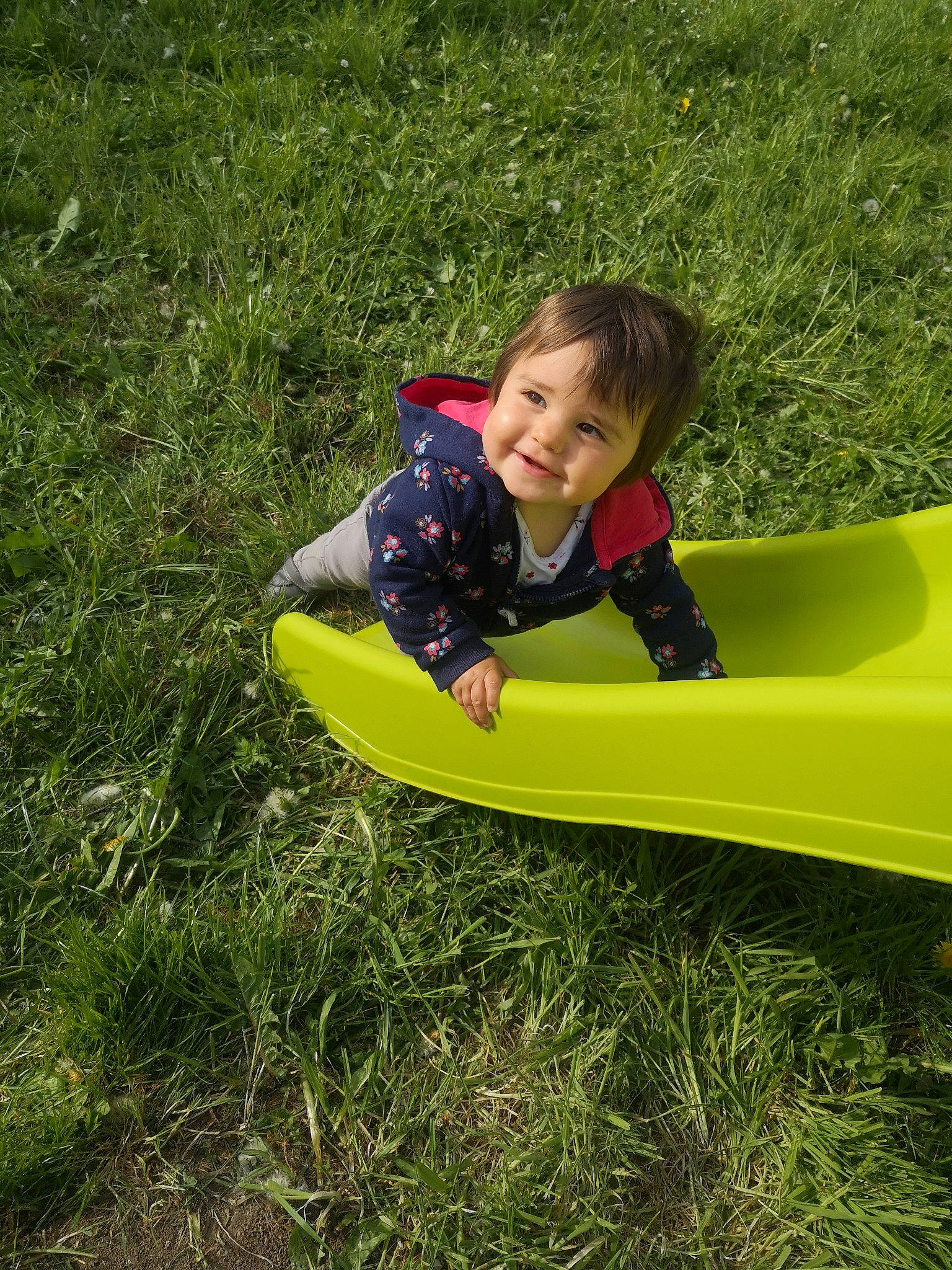 Eleonore a rejoint le concours — aidez-le/la à gagner de superbes lots ! child, chute, fun, grass, grass_family, grassland, happy, joy, lawn, leisure, meadow, outdoor_recreation, people_in_nature, person, personal_protective_equipment, plant, play, recreation, sitting, smile