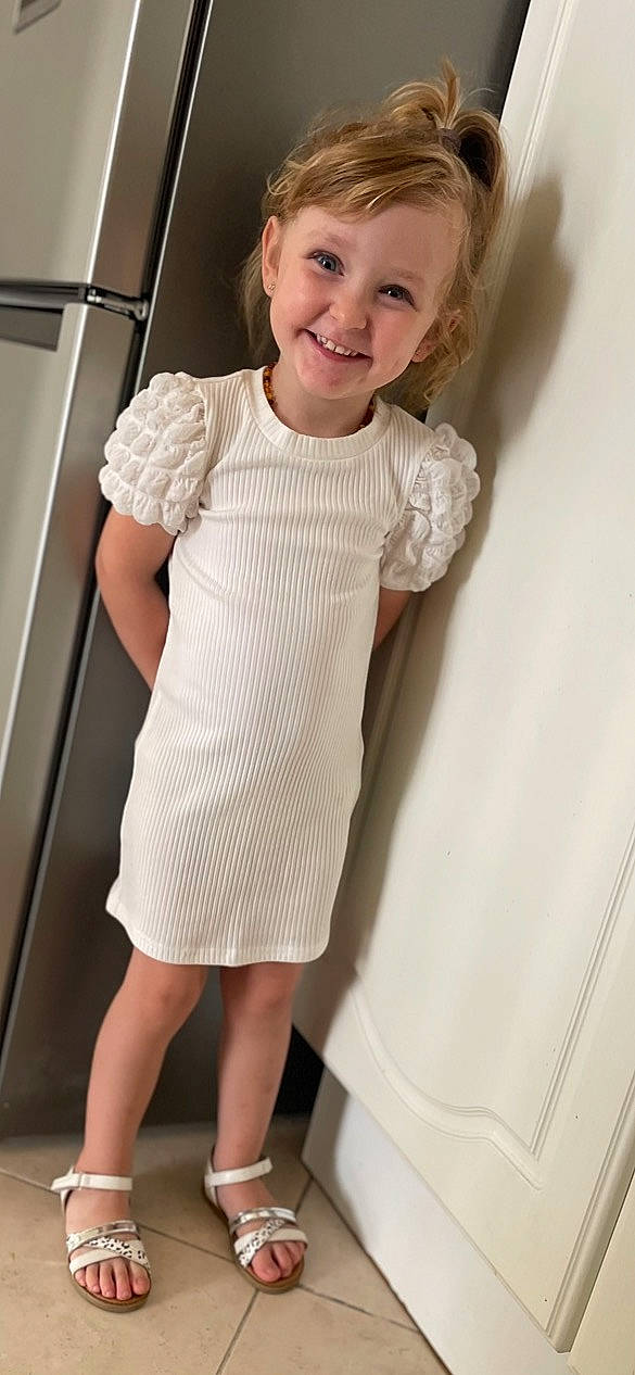Maïron participe au concours pour gagner de l'argent avec cette photo : arm, baby_toddler_clothing, clothing, dress, elbow, finger, flash_photography, gesture, happy, human_body, joint, joy, knee, leg, neck, person, shoulder, skin, sleeve, smile