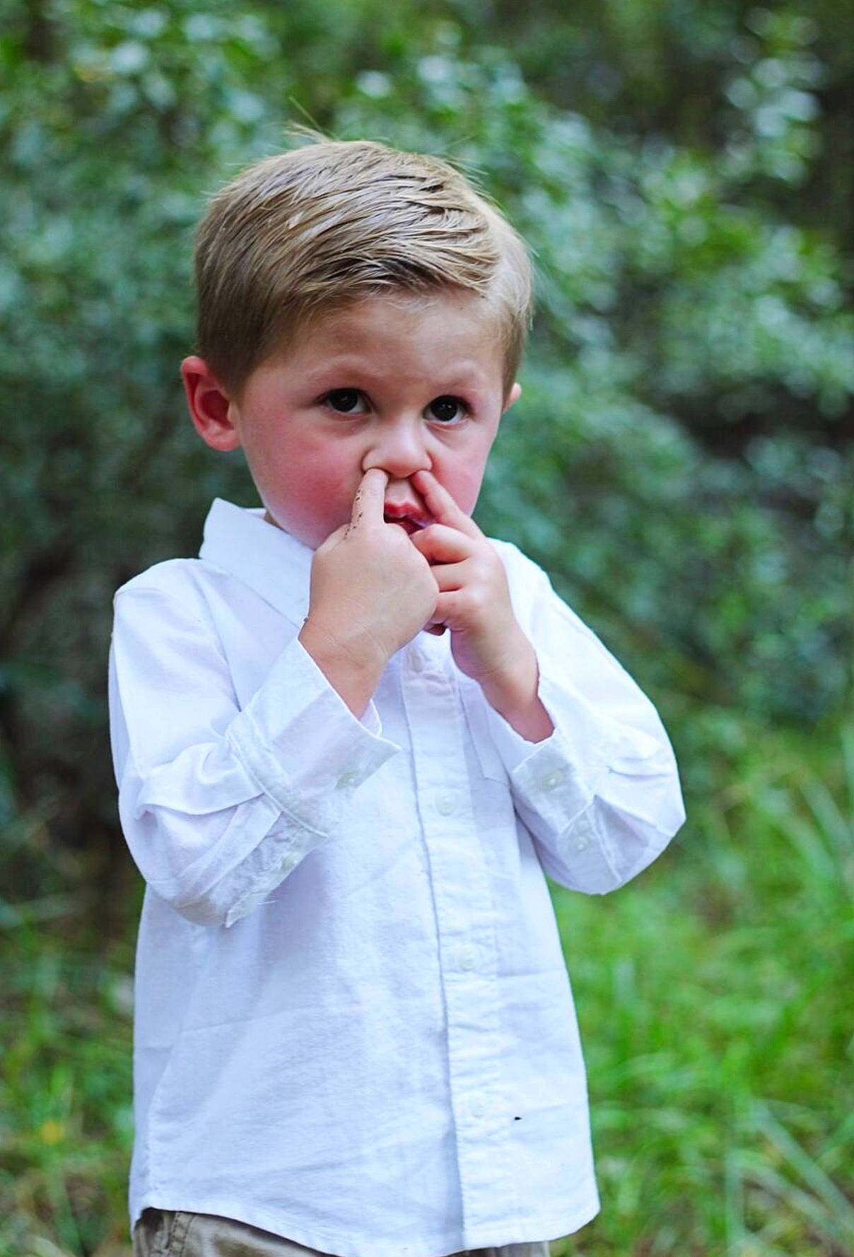Bryden is registered to the contest to win money with this photo: boy, child, eye, facial_expression, fun, girl, grass, happiness, human, nose, person, portrait, portrait_photography, smile, standing, tree