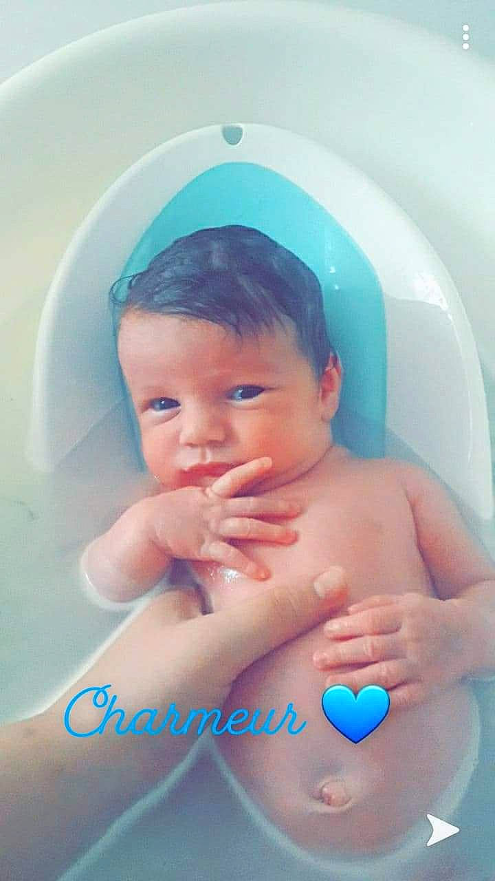 Mathys a rejoint le concours — aidez-le/la à gagner de superbes lots ! aqua, azure, baby, baby_bathing, baby_toddler_clothing, bathing, blue, cheek, chest, child, finger, fluid, hand, liquid, nail, organ, person, product, skin, stomach