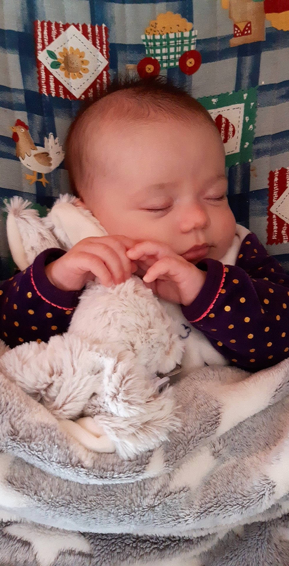 Lylou participe au concours pour gagner de l'argent avec cette photo : baby, baby_products, baby_sleeping, baby_toddler_clothing, bedtime, cheek, child, comfort, eye, happy, head, linens, mammal, nose, pattern, person, sitting, skin, sleeve, textile