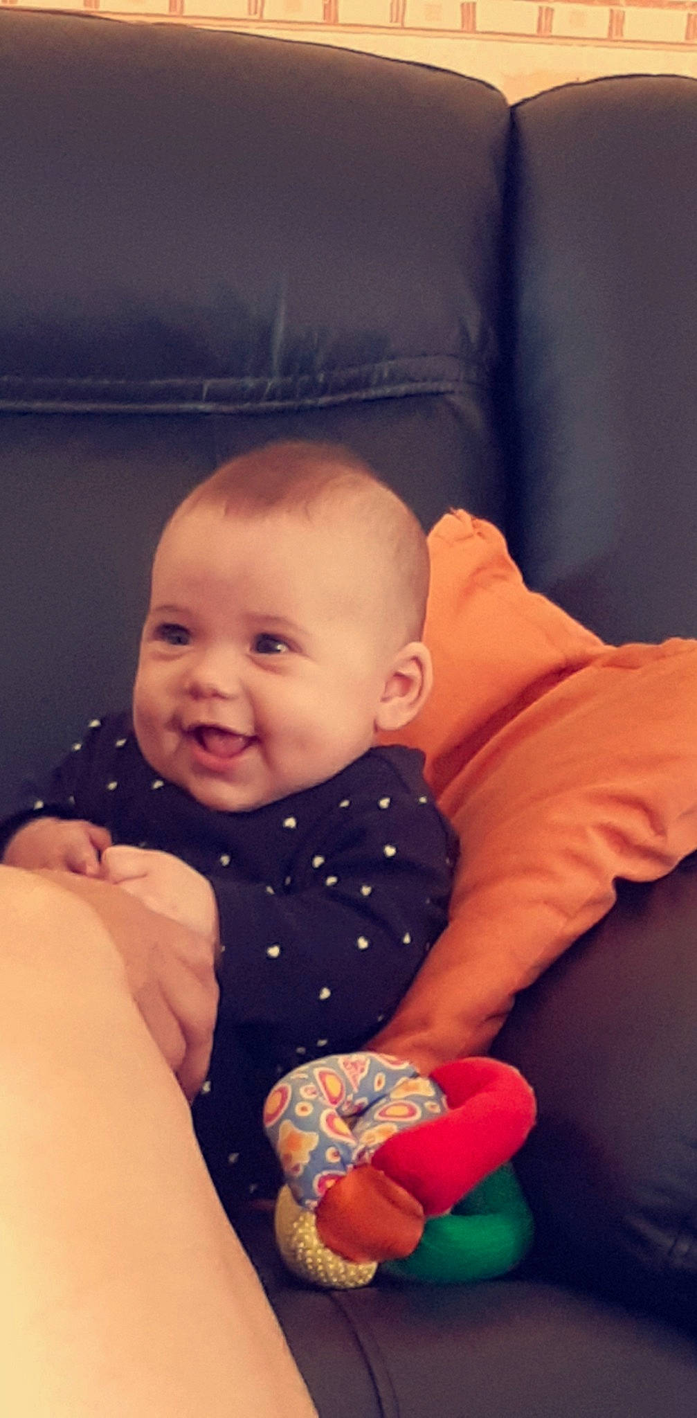 Lylou a rejoint le concours — aidez-le/la à gagner de superbes lots ! arm, baby, baby_toddler_clothing, cheek, comfort, eye, face, facial_expression, hand, human_body, leg, lip, mouth, neck, nose, person, skin, sleeve, smile, standing