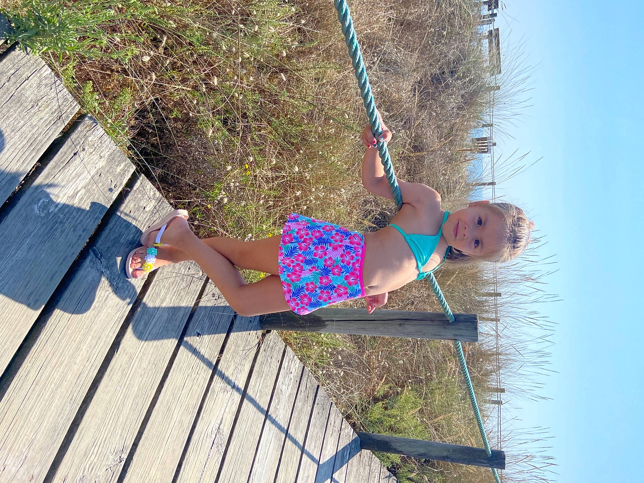 áurea participe au concours pour gagner de l'argent avec cette photo : balance, calf, denim, electric_blue, fun, grass, happy, human_leg, knee, leisure, pattern, people_in_nature, person, plant, recreation, sky, smile, thigh, tree, waist