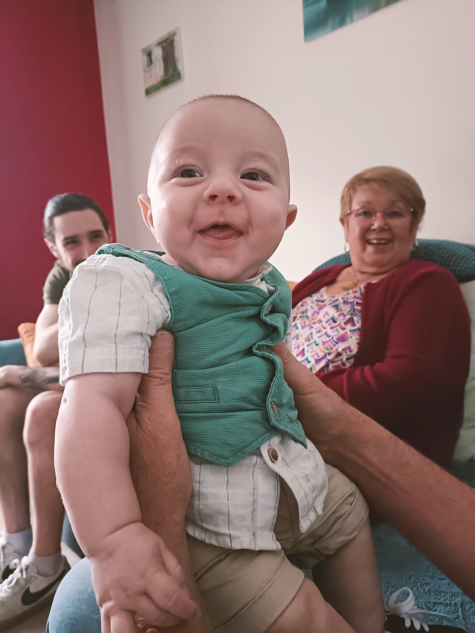 Jack a rejoint le concours — aidez-le/la à gagner de superbes lots ! abdomen, baby, child, comfort, facial_expression, fun, happy, human_leg, interaction, joint, joy, lap, leg, mouth, person, shorts, skin, smile, standing, thigh