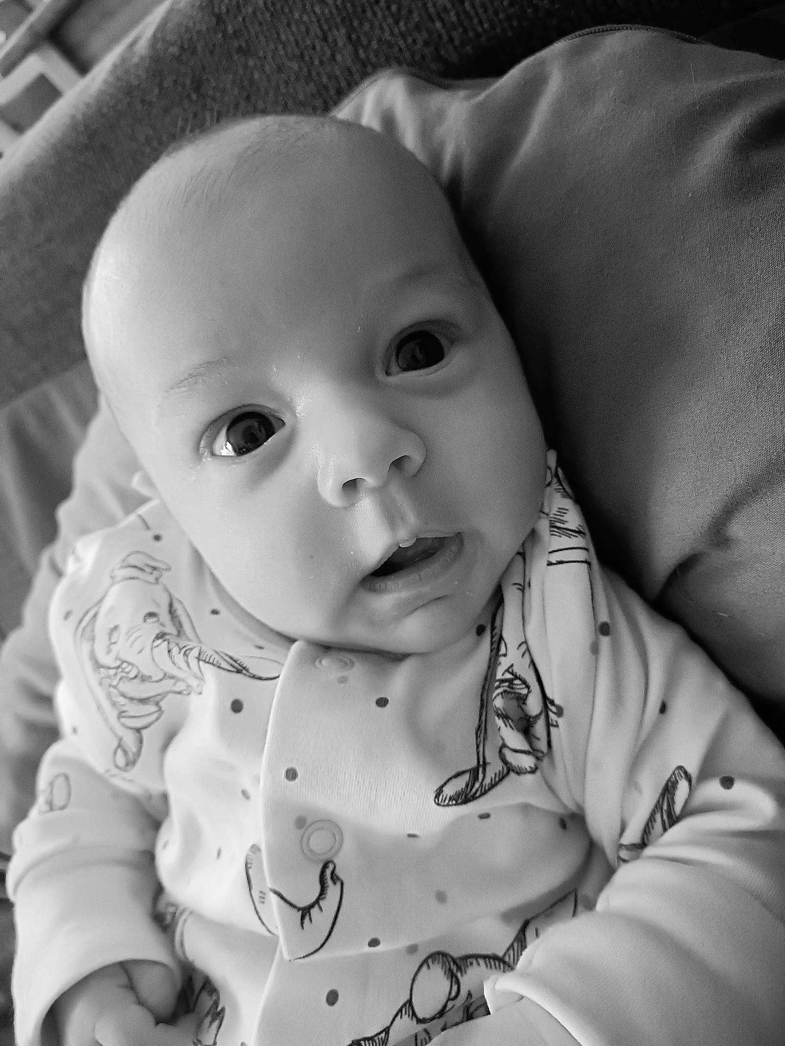 Jack a rejoint le concours — aidez-le/la à gagner de superbes lots ! baby, baby_toddler_clothing, cheek, chin, comfort, ear, eye, eyebrow, face, facial_expression, flash_photography, head, human_body, iris, lip, mouth, nose, person, skin, sleeve