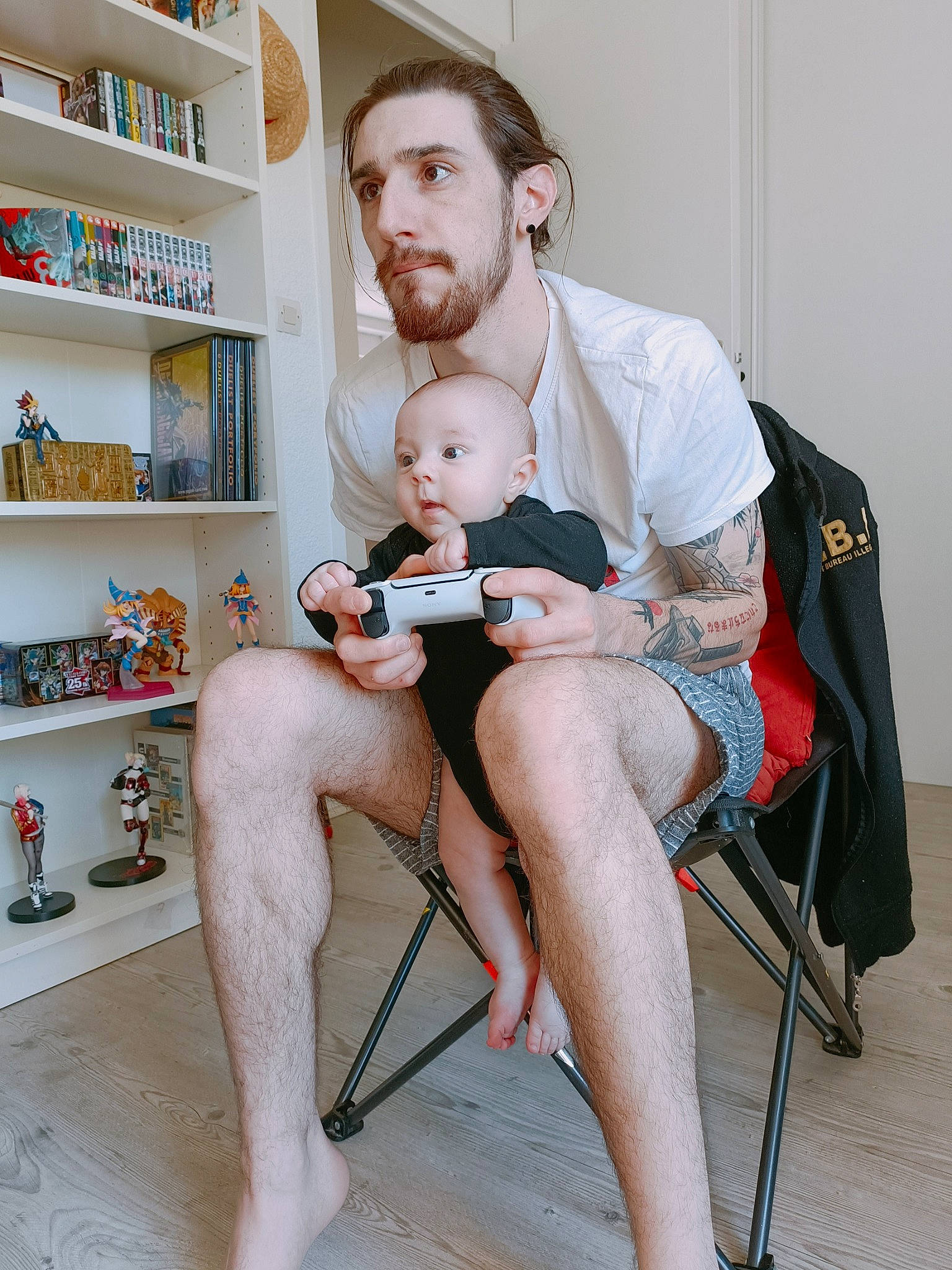 Jack a rejoint le concours — aidez-le/la à gagner de superbes lots ! baby, beard, bookcase, chest, child, comfort, eyewear, fashion_design, foot, human_leg, knee, leg, person, shelf, shelving, shorts, sitting, skin, thigh, toddler